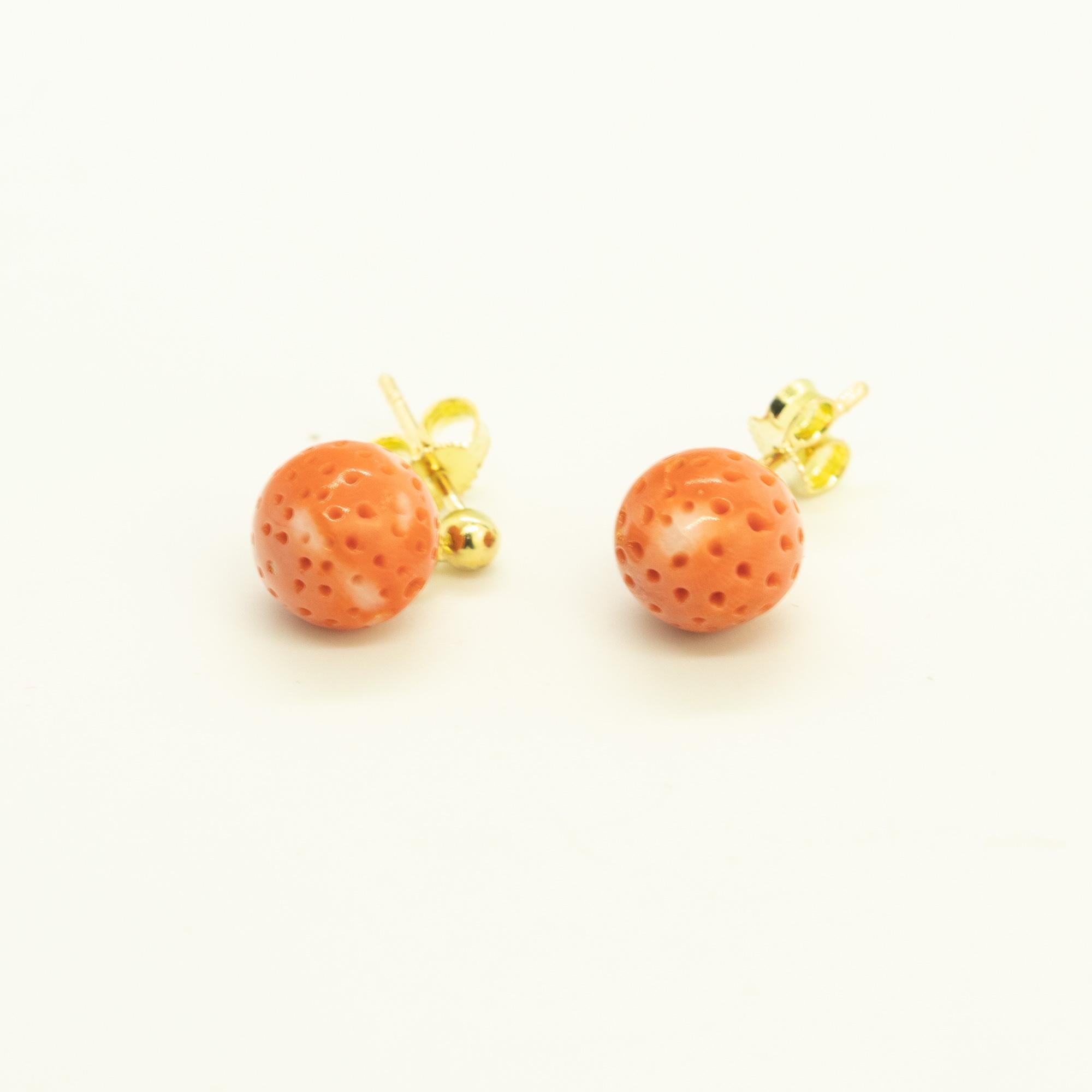 Arts and Crafts Mediterranean Coral Strawberry 18 Karat Gold Dangle Drop Chic Cocktail Earrings For Sale