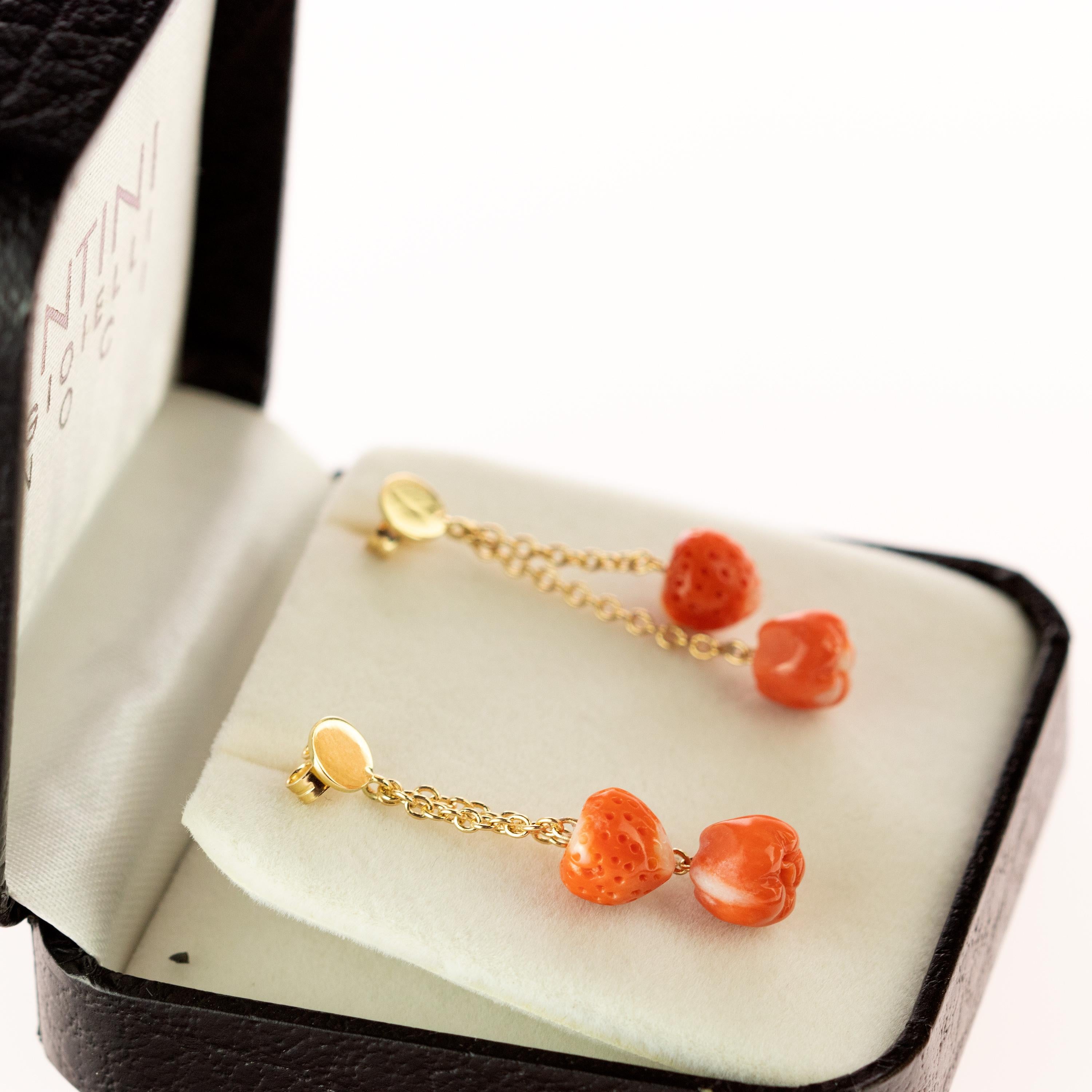 Astonishing and sweet mediterranean strawberry apple coral earrings. Natural coral carved gems holded by two 18 karat yellow gold chains that evoke the italian handmade traditional jewelry work. Dangle and drop earrings with a subtle movement for a