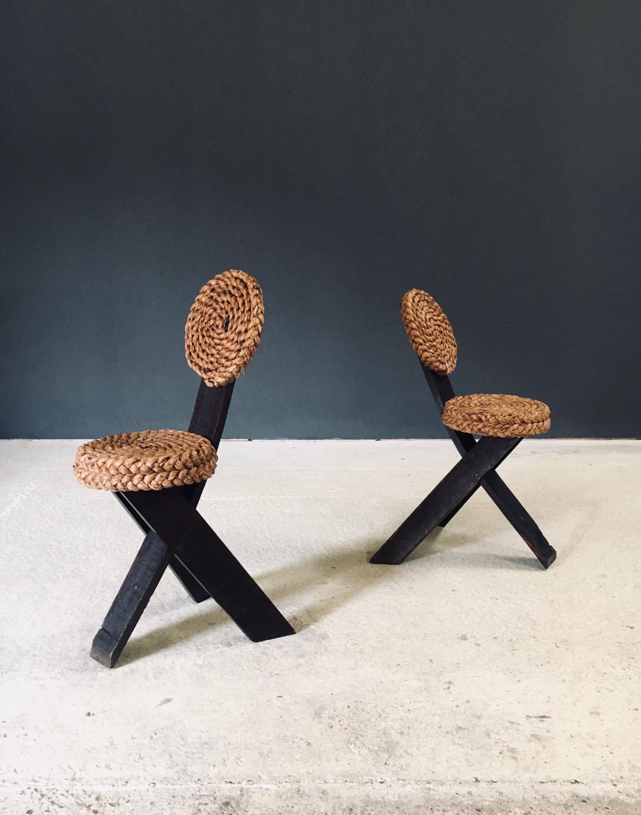 Set di 2 sedie a cavalletto di Adrien Audoux and Frida Minet. Realizzato nel sud della Francia, periodo anni '50. Sono realizzati con parti di legno di botte di rovere per la base e paglia di abaca intrecciata per la seduta e lo schienale. Tipico