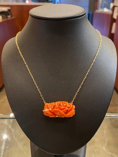 Collier en corail naturel de la Méditerranée sculpté en forme de rose rouge, avec diamants et or 18 carats