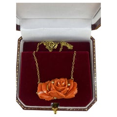 Collier en corail naturel de la Méditerranée sculpté en forme de rose rouge, avec diamants et or 18 carats