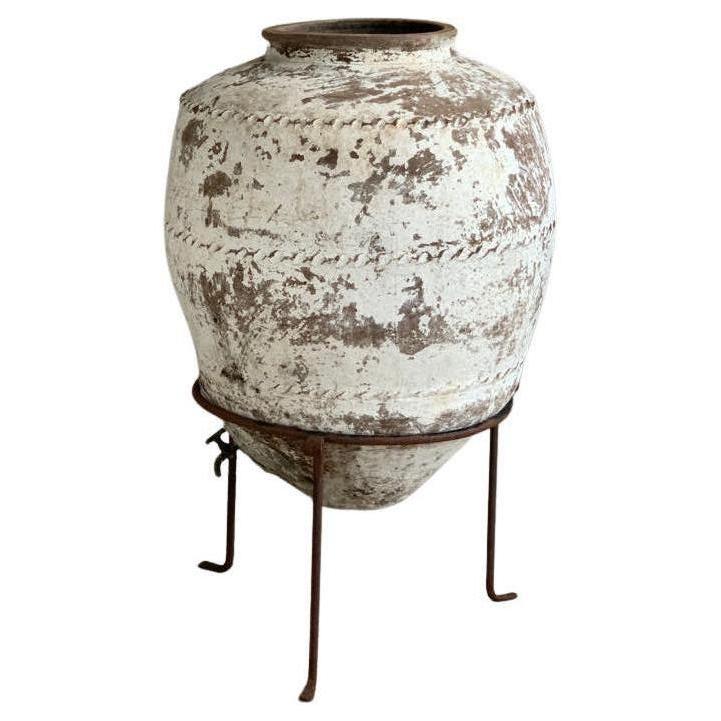 Rare 19e s. Ancienne urne à eau en terre cuite avec couvercle en fer, patinée à la chaux