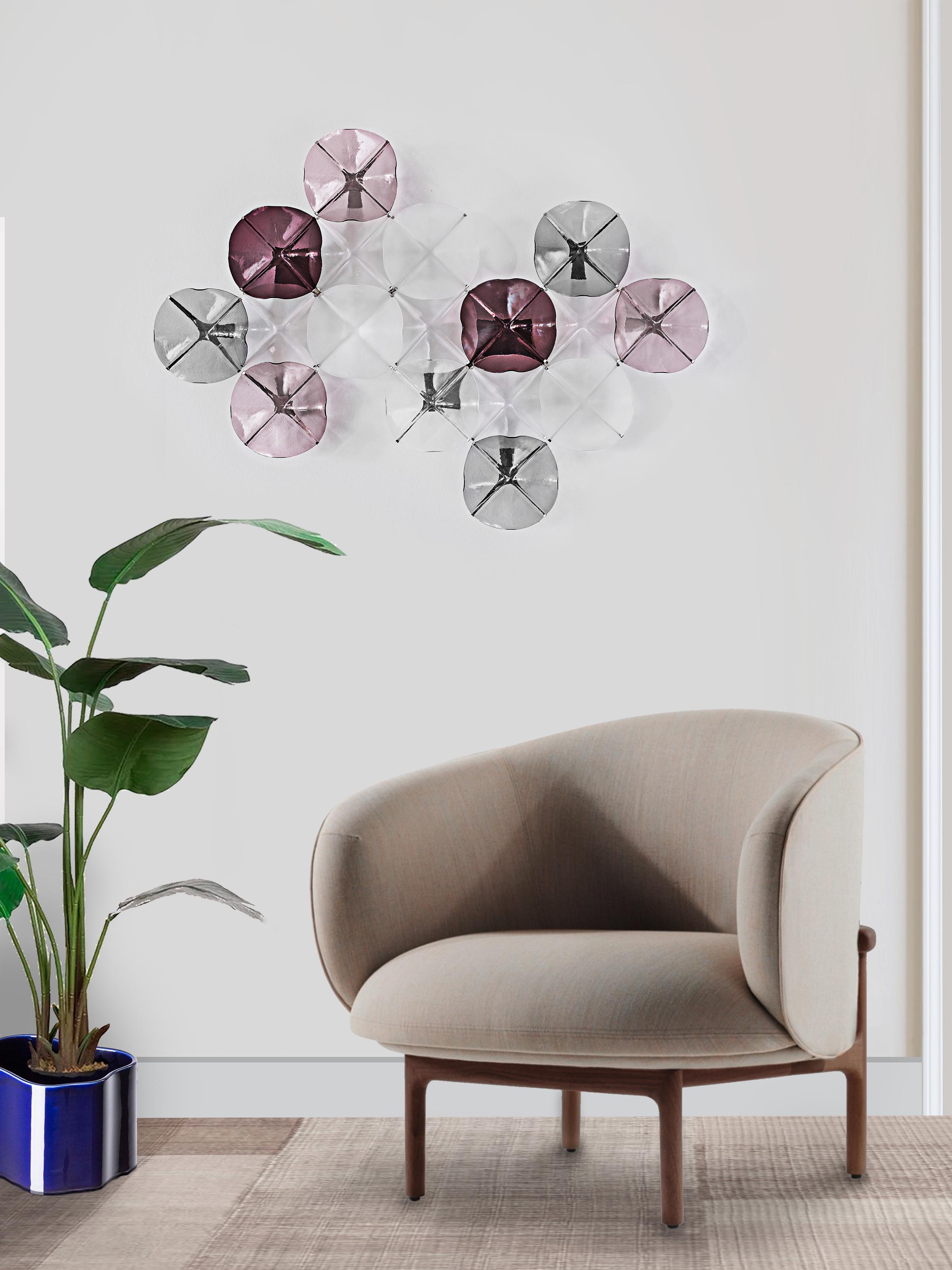 Das Wandkunstwerk LOTO ist eine Komposition aus 17 blumenförmigen Glasstücken, die nach einem orthogonalen Muster zusammengesetzt sind. Die Eleganz seiner 
Form macht dieses System ideal für die anspruchsvollsten Räume.
Es stehen 3 Farbpaletten zur