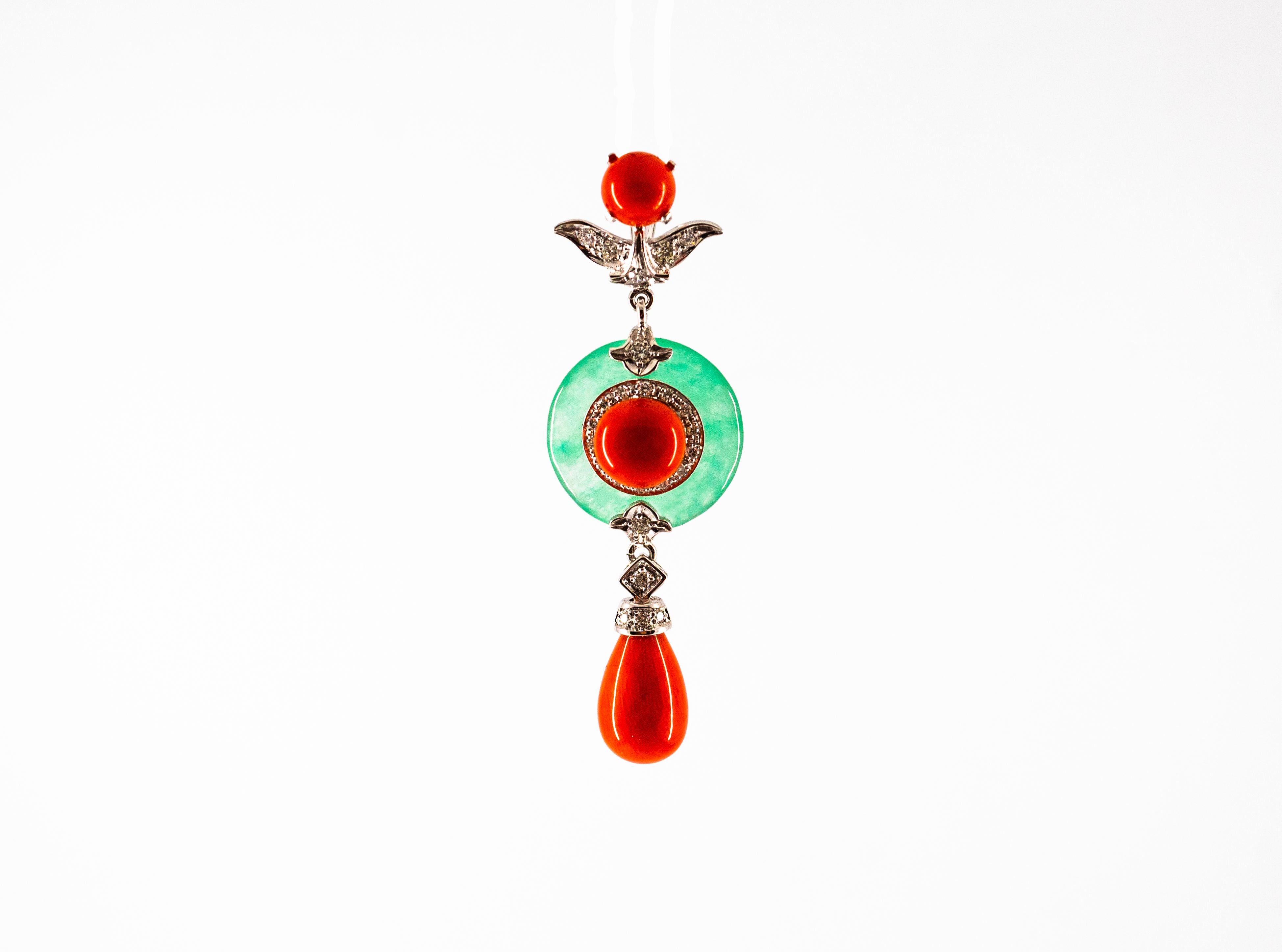 Ce collier est fabriqué en or blanc 14K.
Ce collier contient 0,32 carats de diamants blancs.
Ce collier comporte également du jade et du corail rouge méditerranéen (Sardaigne, Italie).
Nous sommes un atelier, donc chaque pièce est faite à la main,