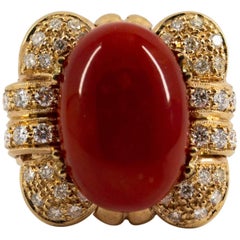 Mittelmeer Rote Koralle 0::70 Karat Weißer Diamant Gelbgold Cocktail Ring