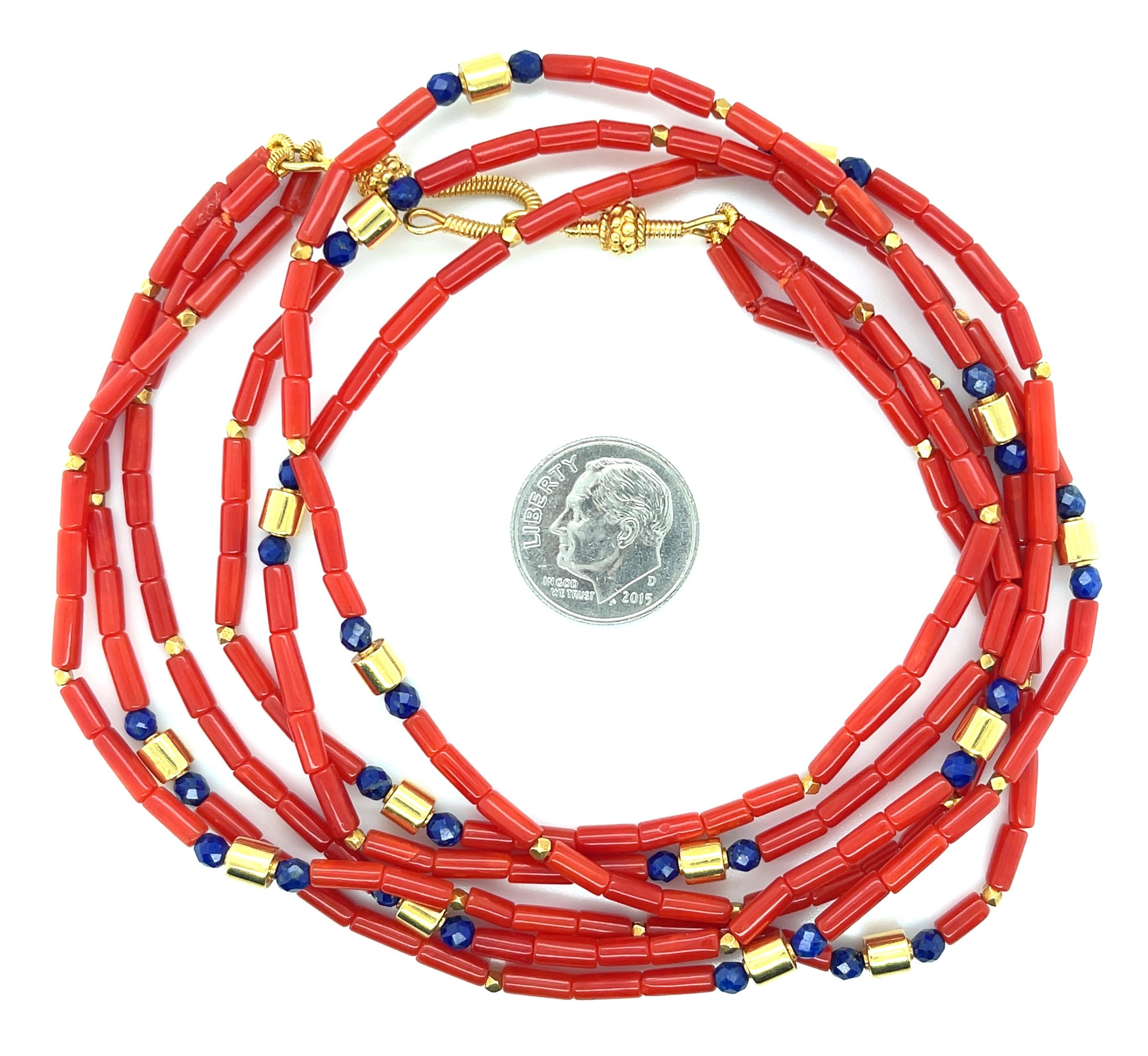 Perle Collier perlé de corail rouge méditerranéen et de lapis avec accents en or jaune 18 carats en vente