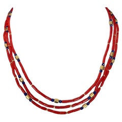 Collier perlé de corail rouge méditerranéen et de lapis avec accents en or jaune 18 carats