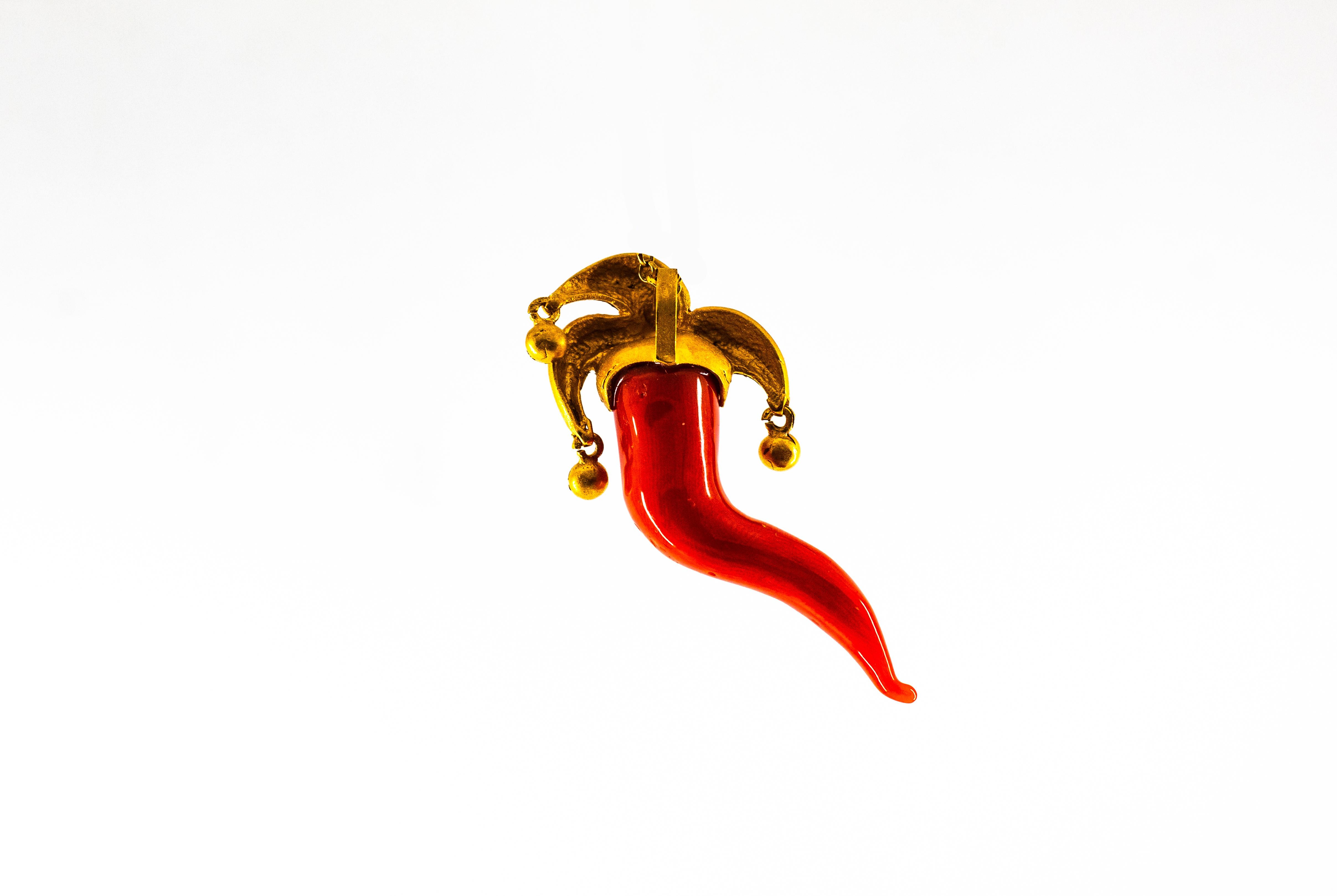 Pendentif « Jolly » en or jaune avec corail rouge, saphir bleu, rubis et émeraude de la Méditerranée en vente 3