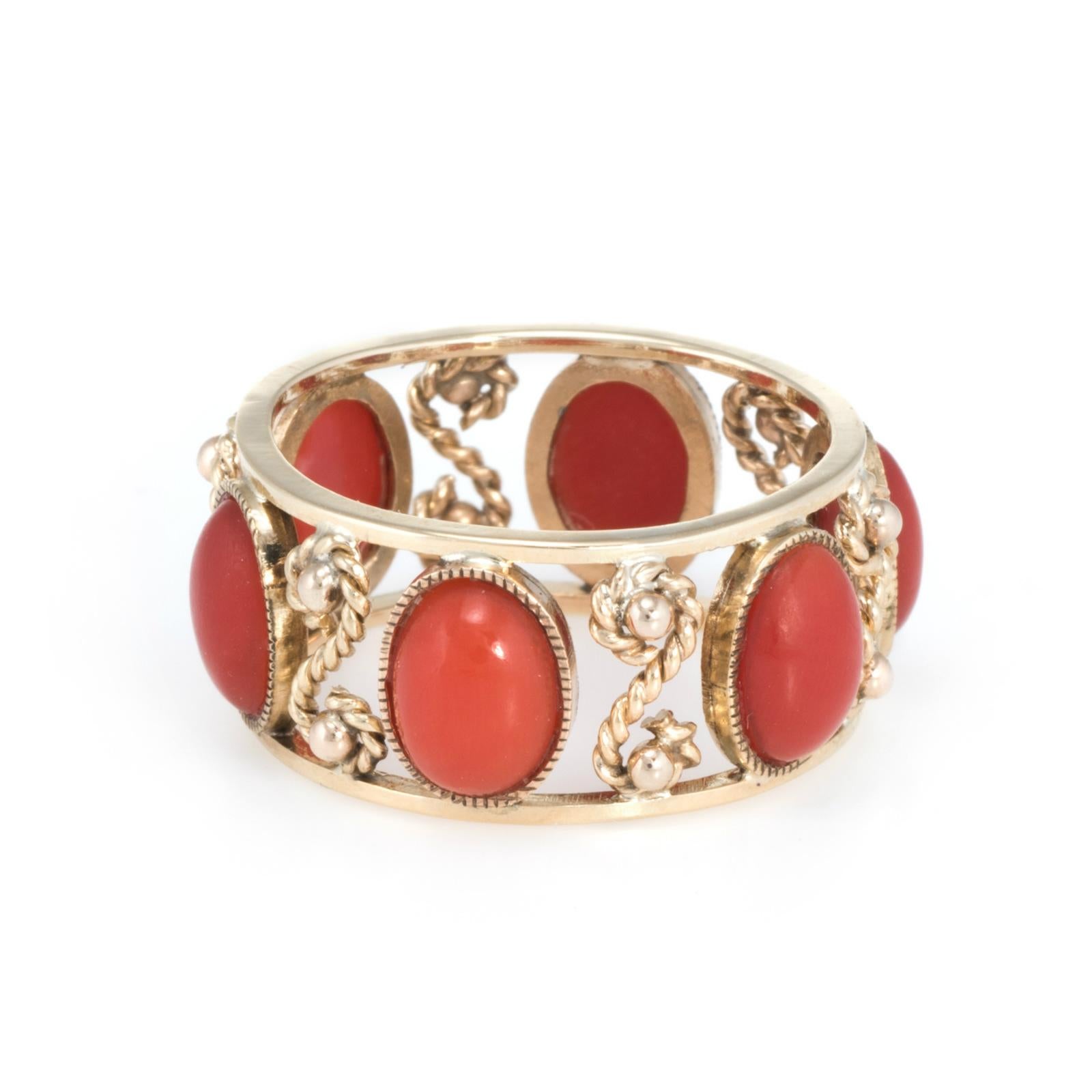 Eleganter Ewigkeitsring im Vintage-Stil (ca. 1960er bis 1970er Jahre), gefertigt aus 14 Karat Gelbgold. 

Die ovale rote Mittelmeerkoralle im Cabochon-Schliff misst 7,25 mm x 5,25 mm und hat einen geschätzten Wert von 4,50 Karat. Die Koralle ist in