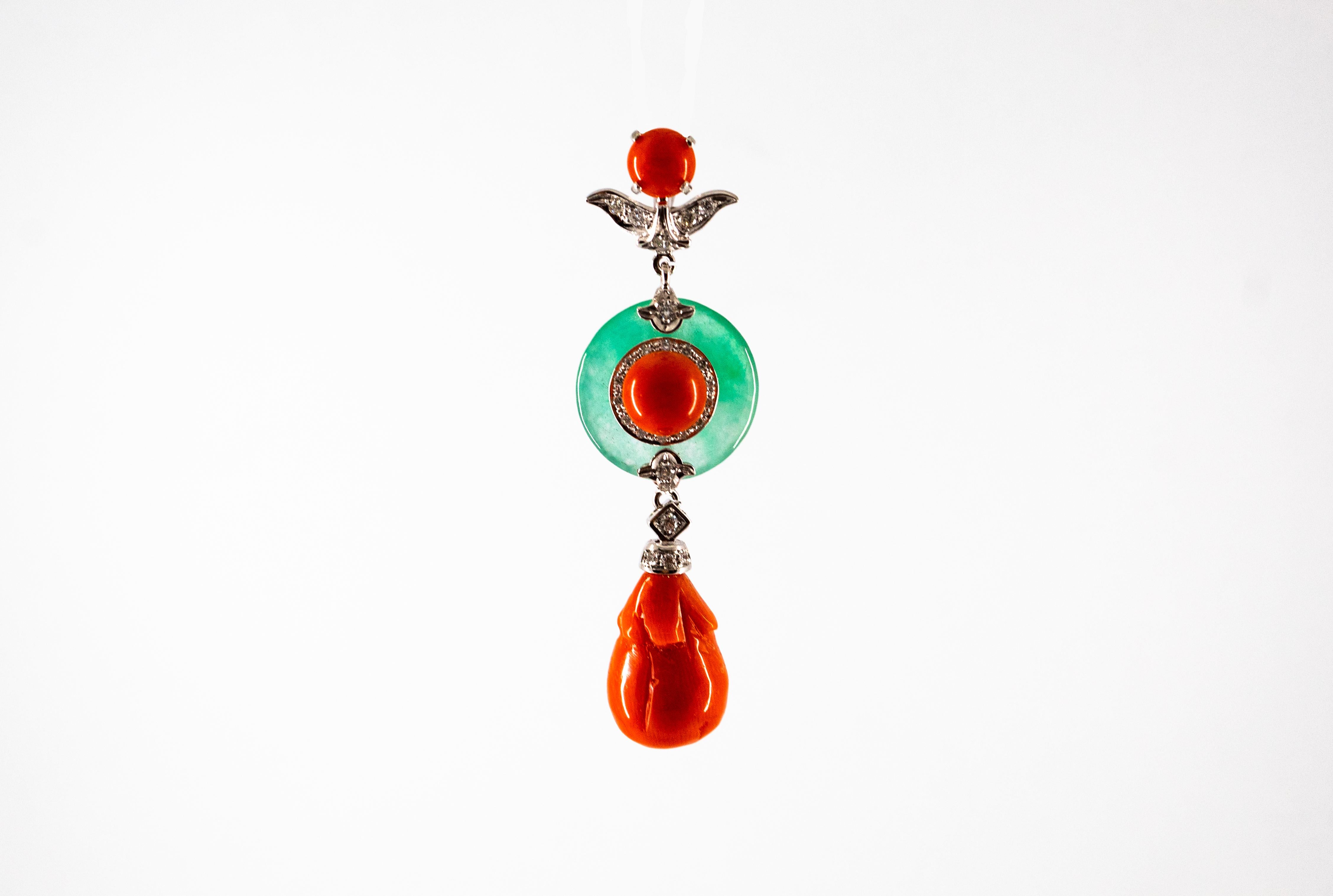 Ce collier est fabriqué en or blanc 14K.
Ce collier contient 0,32 carats de diamants blancs.
Ce collier comporte également du jade et du corail rouge méditerranéen (Sardaigne, Italie).
Nous sommes un atelier, donc chaque pièce est faite à la main,