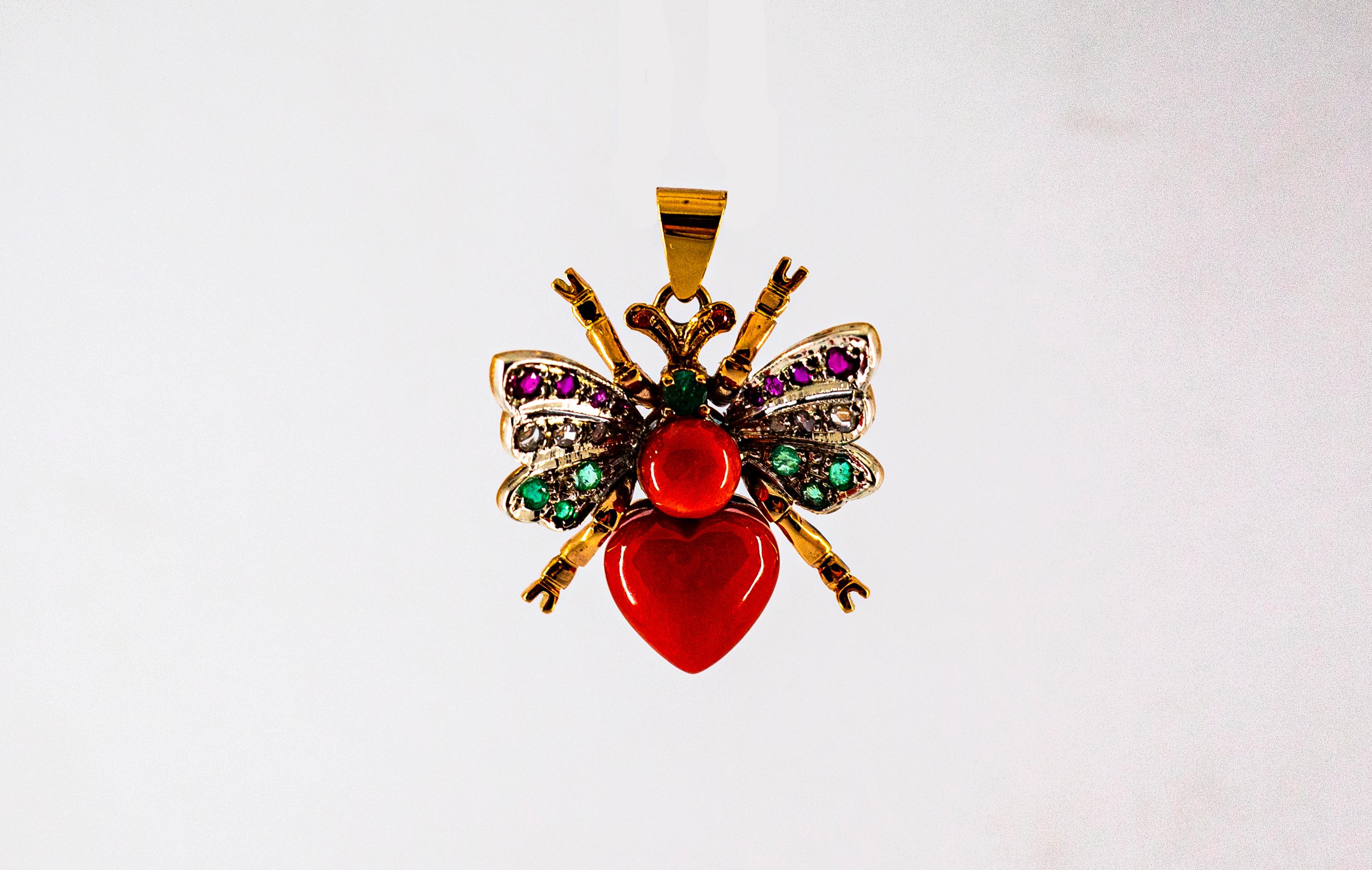 Art Nouveau Ciondolo a forma di farfalla in oro giallo, corallo rosso mediterraneo, diamante bianco e rubino smeraldo in vendita