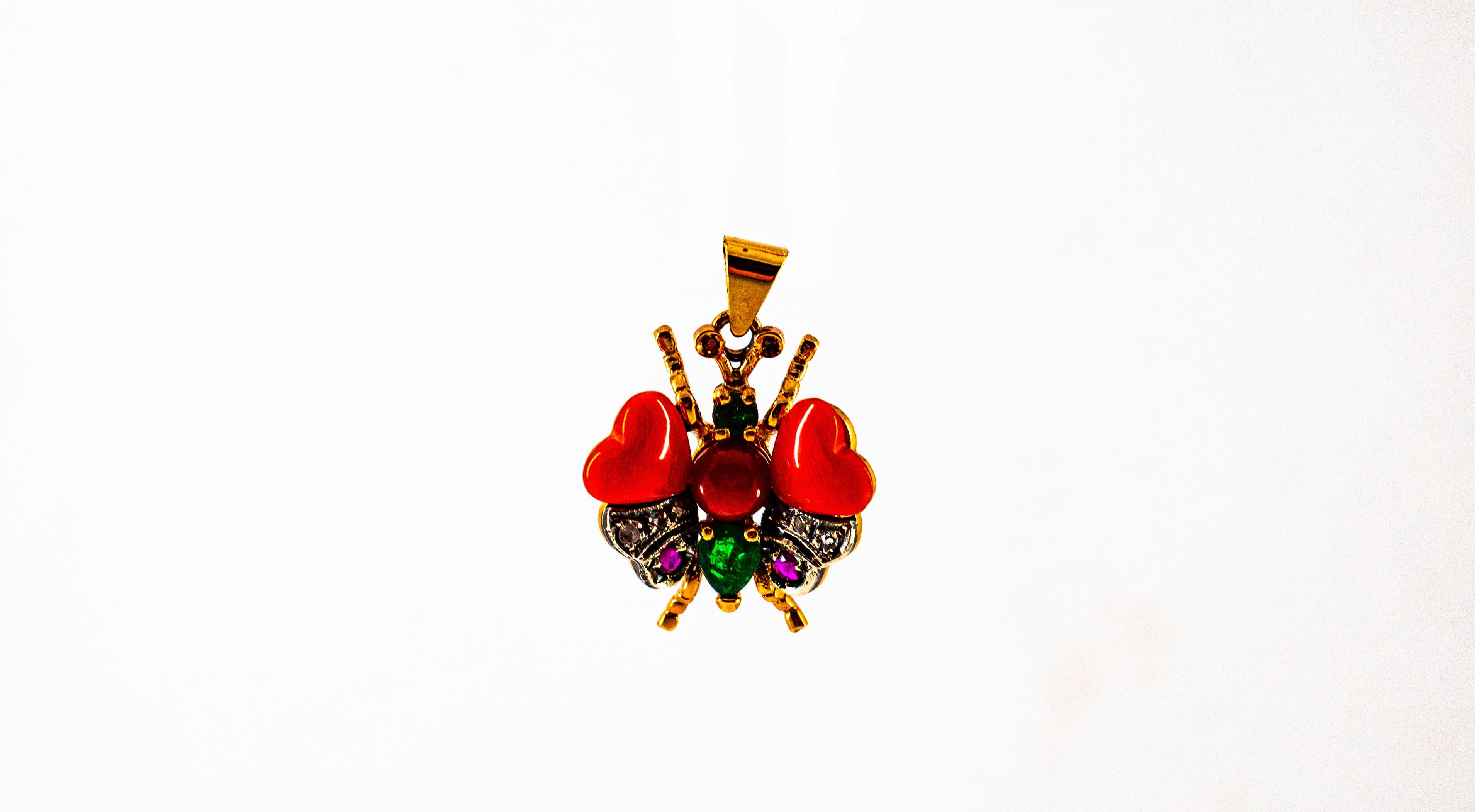 Art Nouveau Ciondolo a forma di farfalla in oro giallo, corallo rosso mediterraneo, diamante bianco e rubino smeraldo in vendita