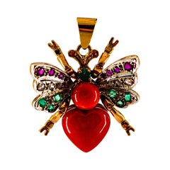 Pendentif papillon en or jaune avec corail rouge méditerranéen, diamant blanc, rubis et émeraude