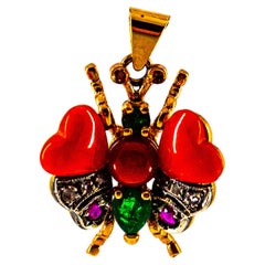 Pendentif papillon en or jaune avec corail rouge méditerranéen, diamant blanc, rubis et émeraude