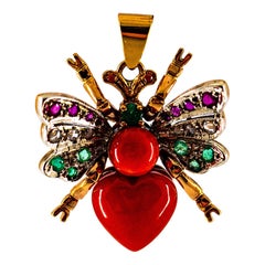 Pendentif papillon en or jaune avec corail rouge méditerranéen, diamant blanc, rubis et émeraude