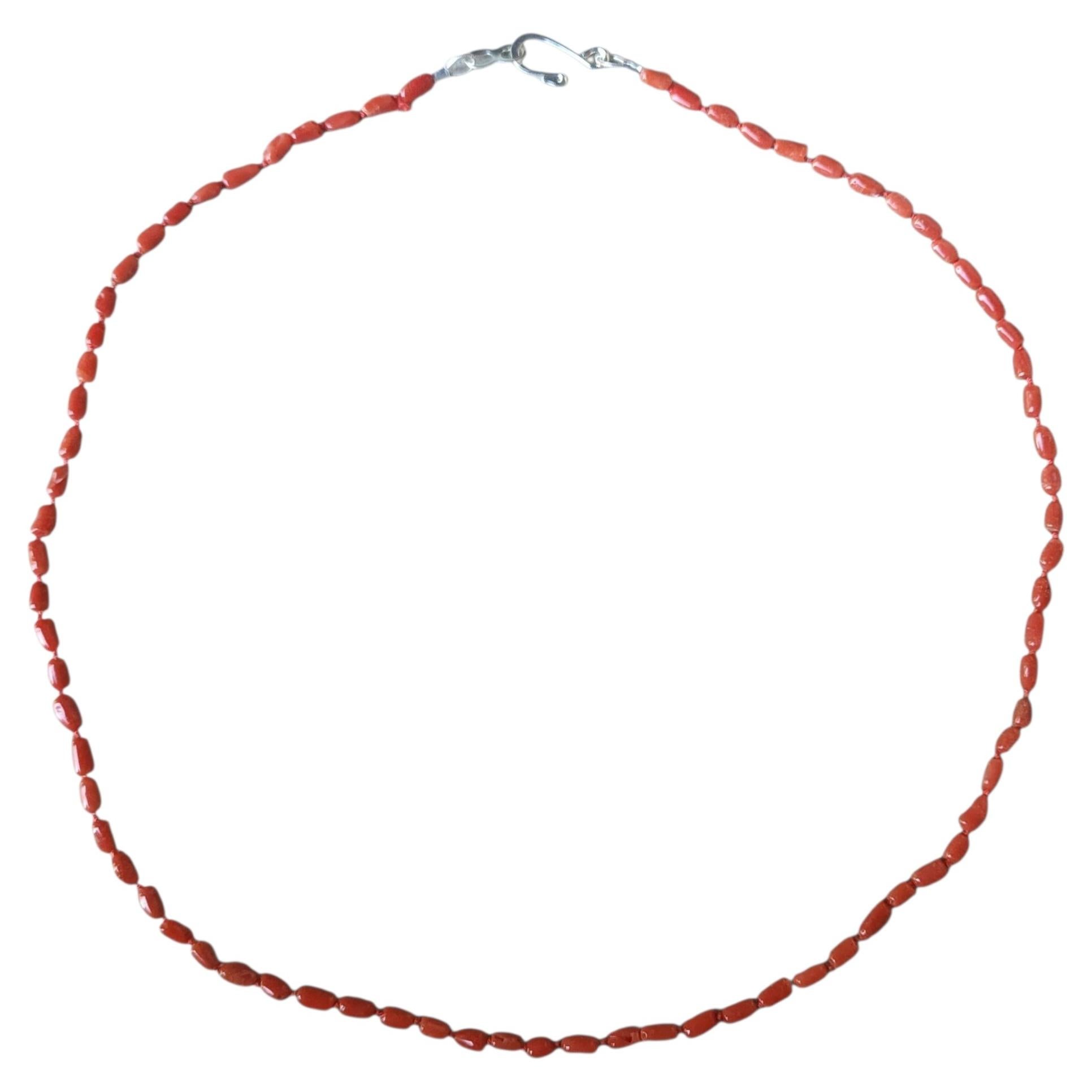 Collana a fili in argento sterling con corallo “Salmon” del Mediterraneo annodata a mano in vendita
