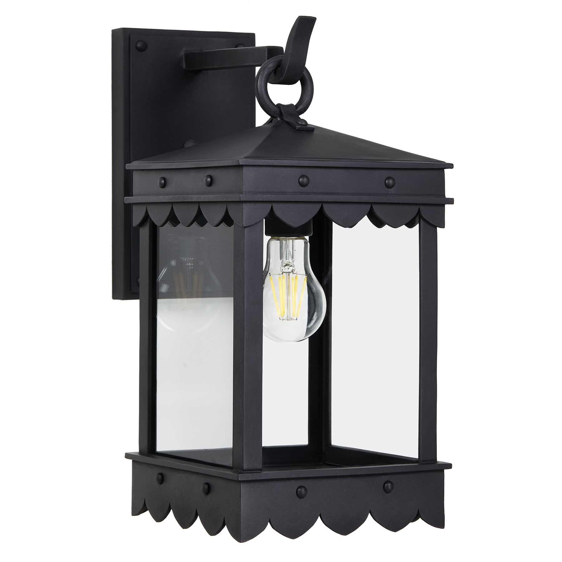 Notre lanterne De La Guerra s'inspire du style méditerranéen avec des profils historiques et des lignes géométriques contemporaines. Ce luminaire est remarquable le jour, mais il l'est encore plus la nuit, lorsque l'ourlet à motifs projette des