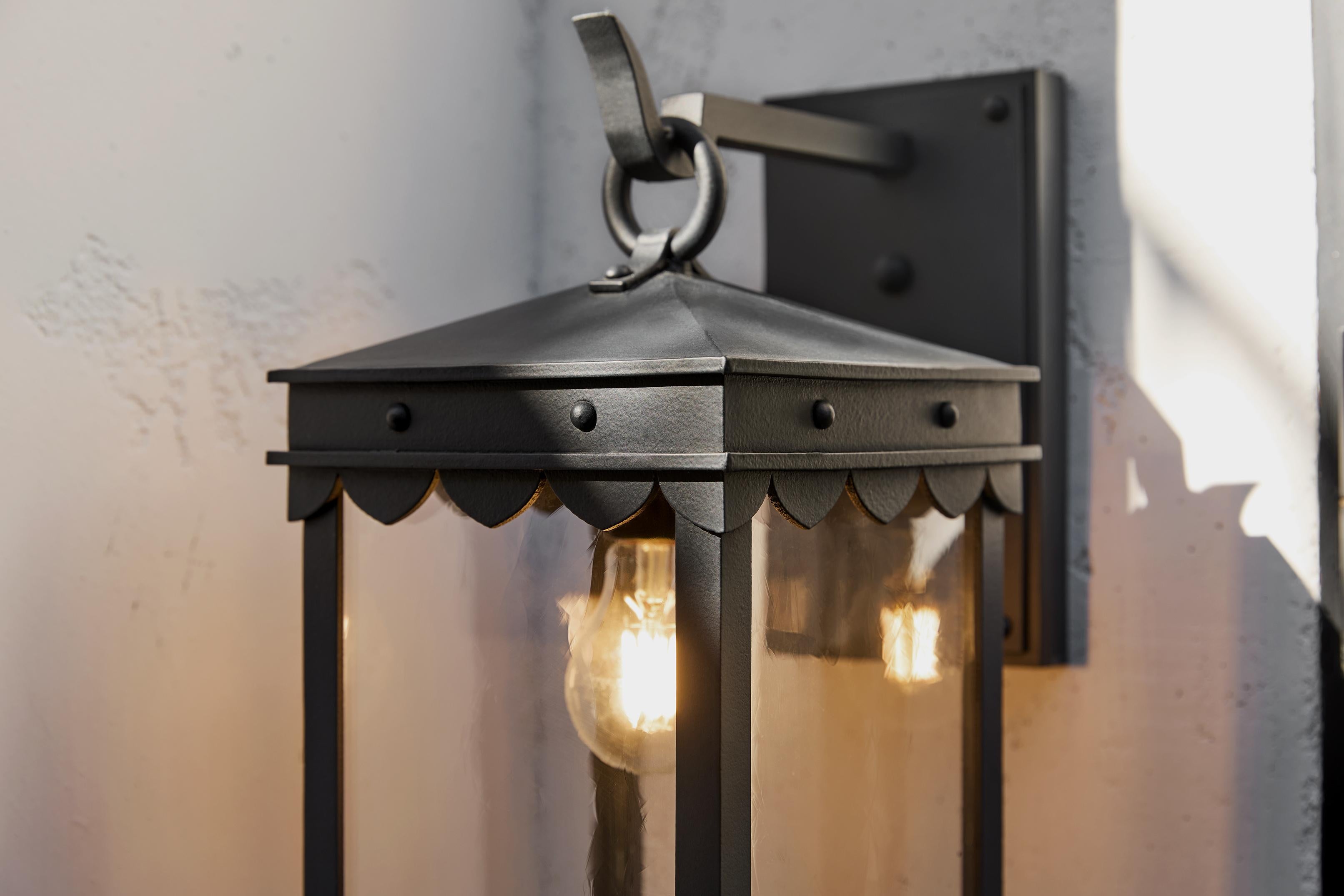 Forgé Lanterne murale extérieure de style méditerranéen espagnol avec feston en vente