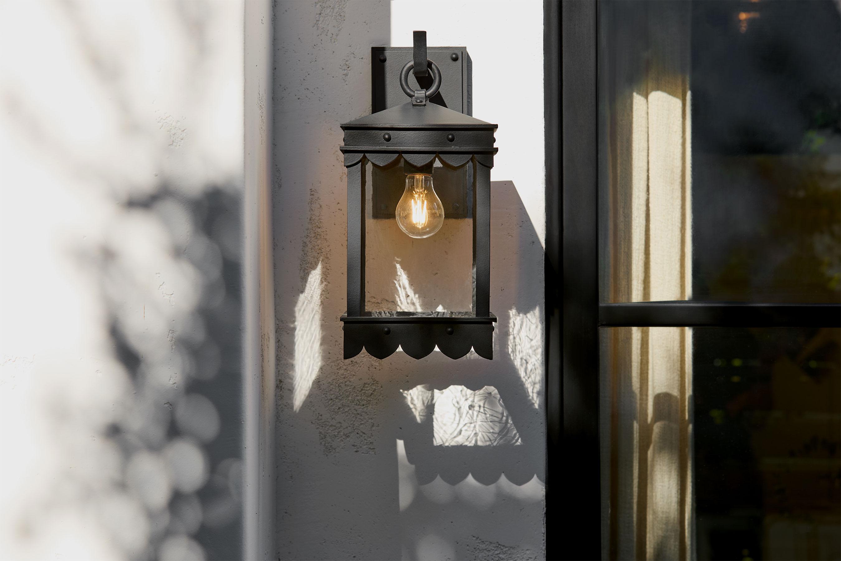 XXIe siècle et contemporain Lanterne murale extérieure de style méditerranéen espagnol avec feston en vente
