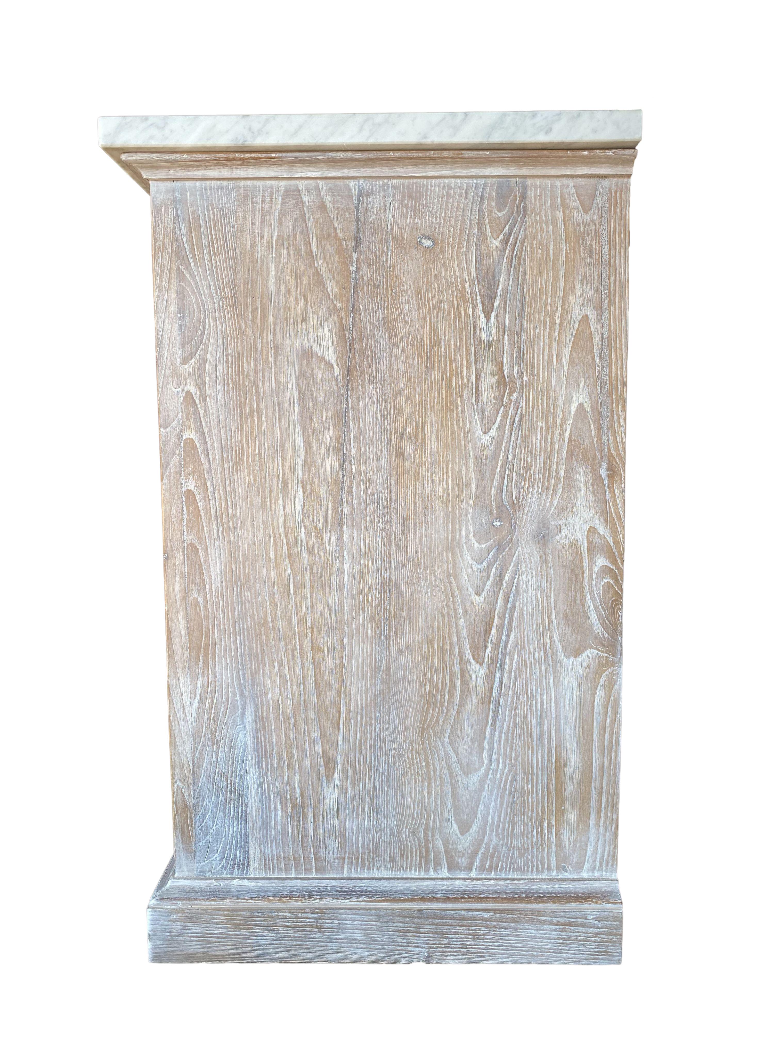 Meuble de rangement de style méditerranéen ALPI finition Dolomiti et marbre de Carrare, tailles en option Neuf - En vente à Encinitas, CA
