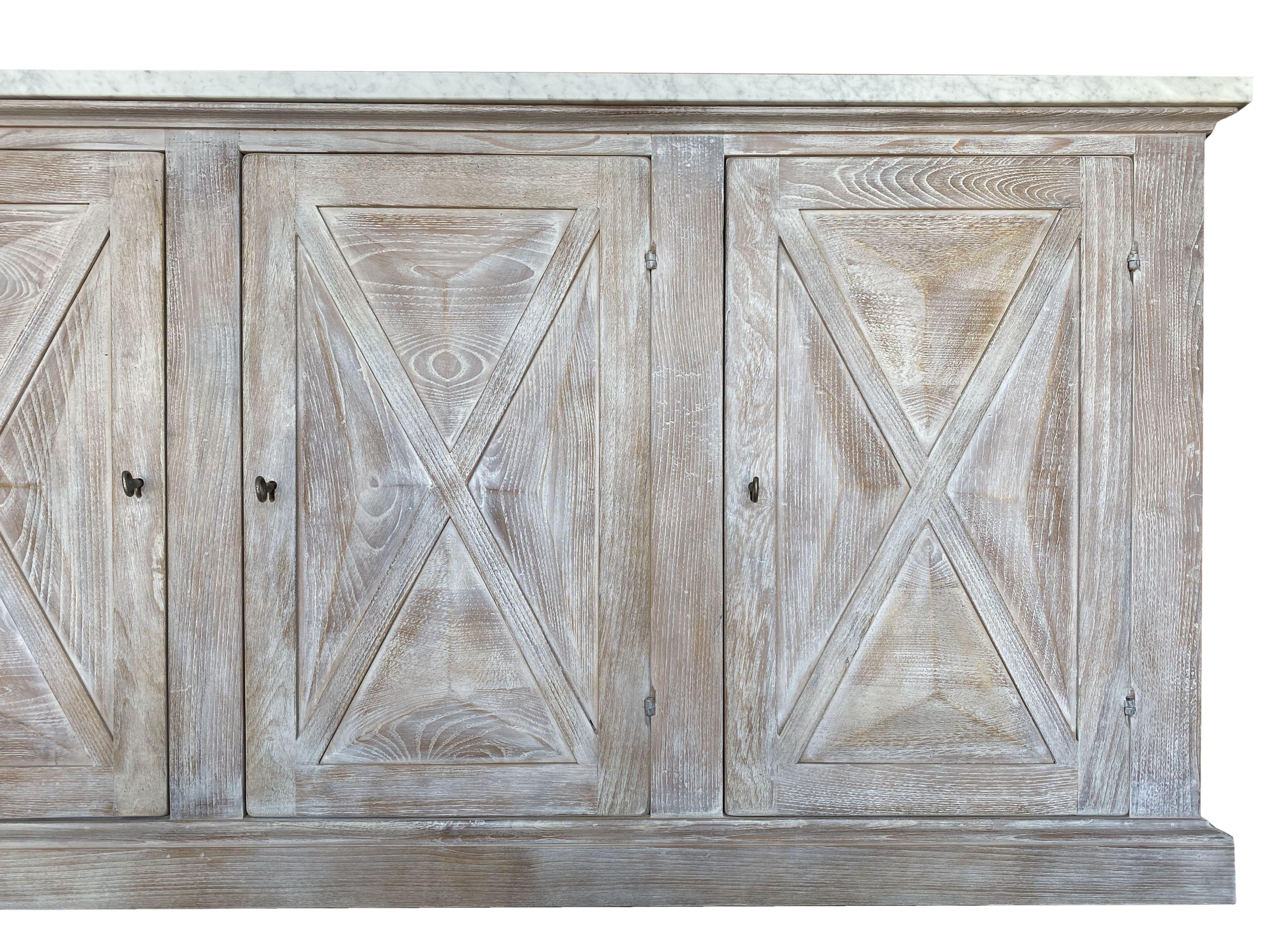 Meuble de rangement de style méditerranéen ALPI finition Dolomiti et marbre de Carrare, tailles en option en vente 1