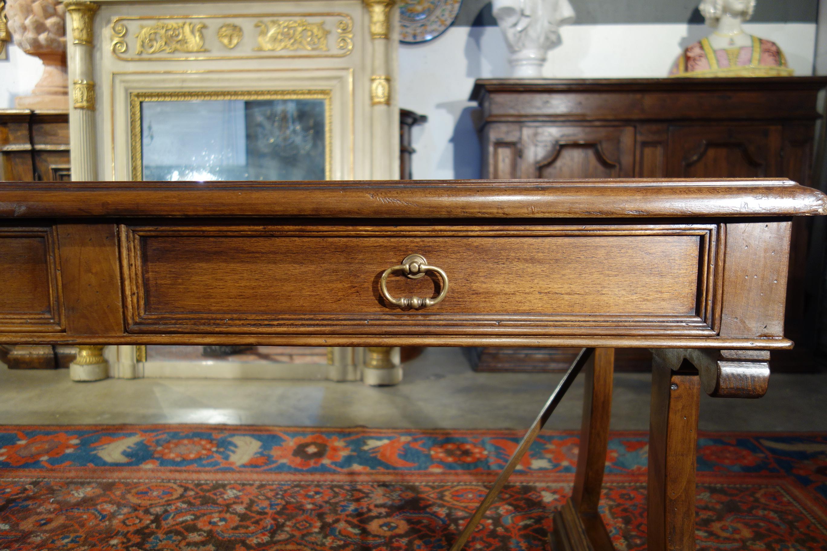 Mesa de escritorio italiana de nogal viejo de estilo mediterráneo AMALFI Opción de tamaño y acabado en venta 1