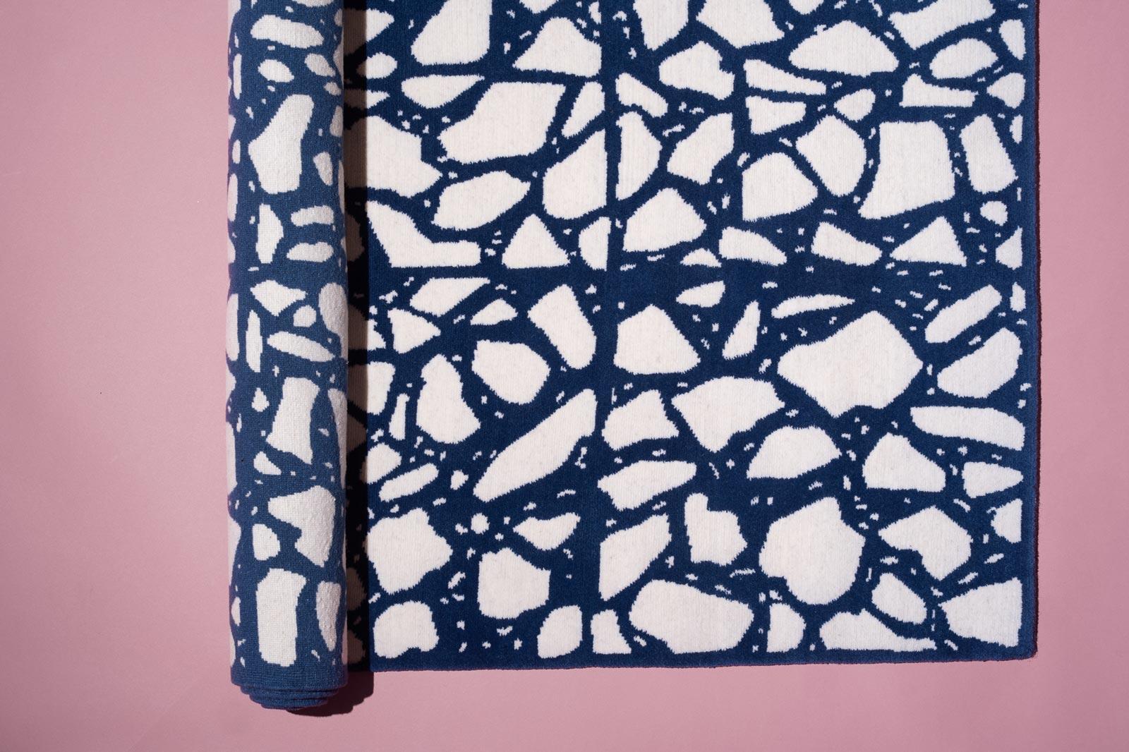 Mediterraneo ist eine Serie von Teppichen, die von den traditionellen italienischen Terrazzoböden inspiriert sind. Die Muster werden von Sergio selbst von Hand gezeichnet, anstatt ein Bild zu verwenden, was den Teppichen eine intimere und