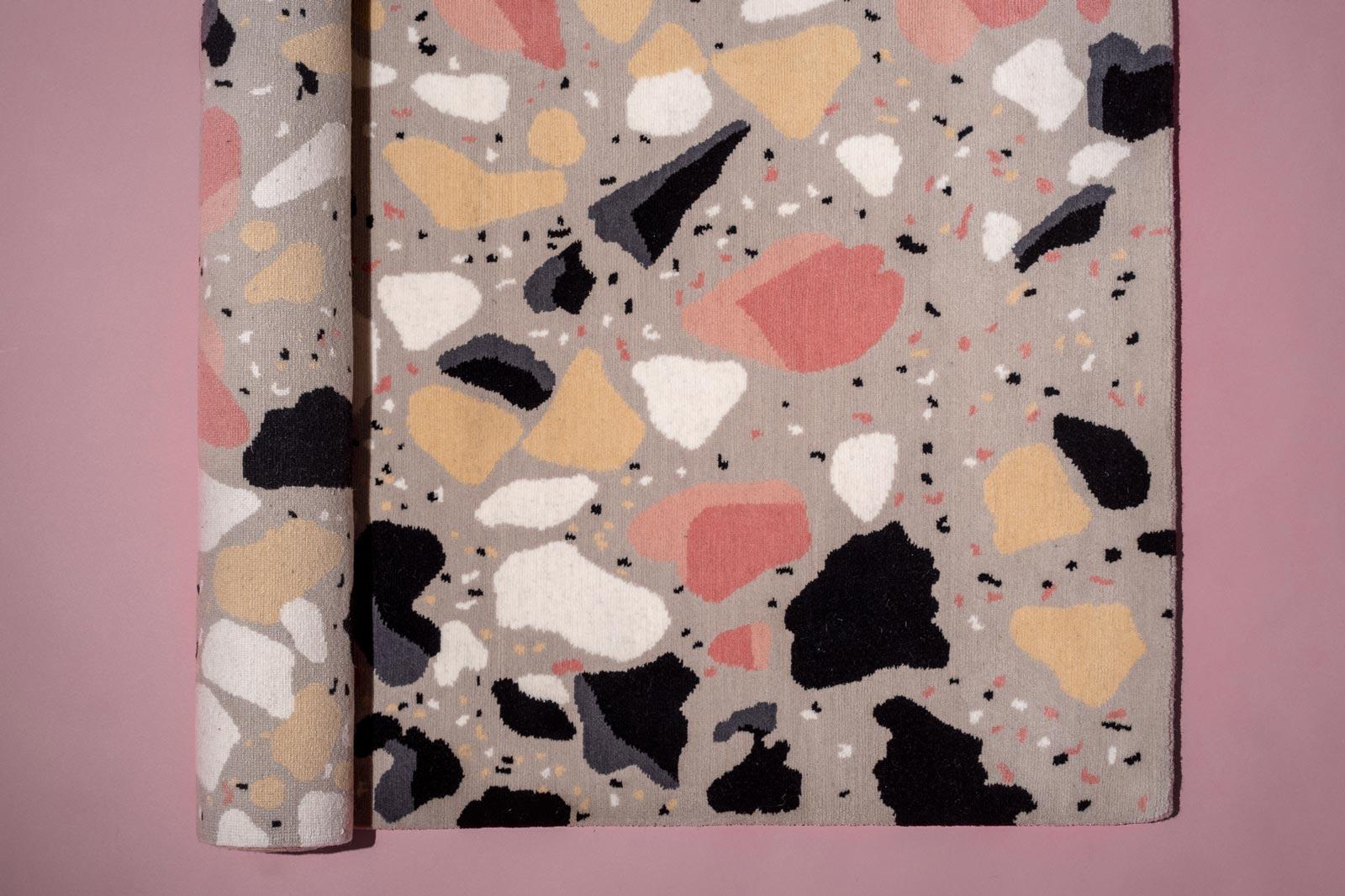 Mediterraneo ist eine Serie von Teppichen, die von den traditionellen italienischen Terrazzoböden inspiriert sind. 

Die Muster werden von Sergio selbst in seinem Studio in Brooklyn, New York, von Hand gezeichnet. Die Bilder werden dann auf Papier