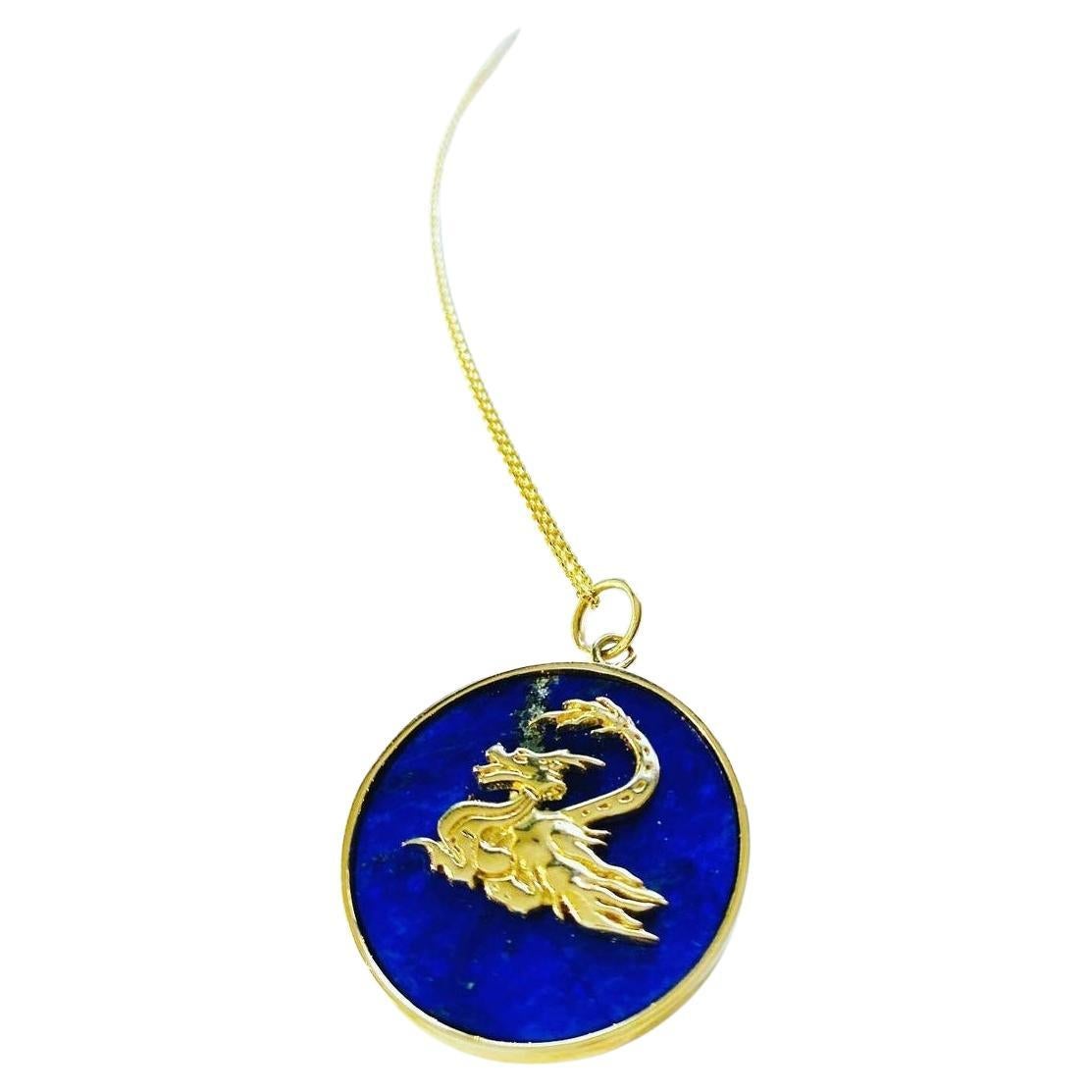 Medaglione medio in oro 14 KT con drago cinese e lapislazzuli in vendita