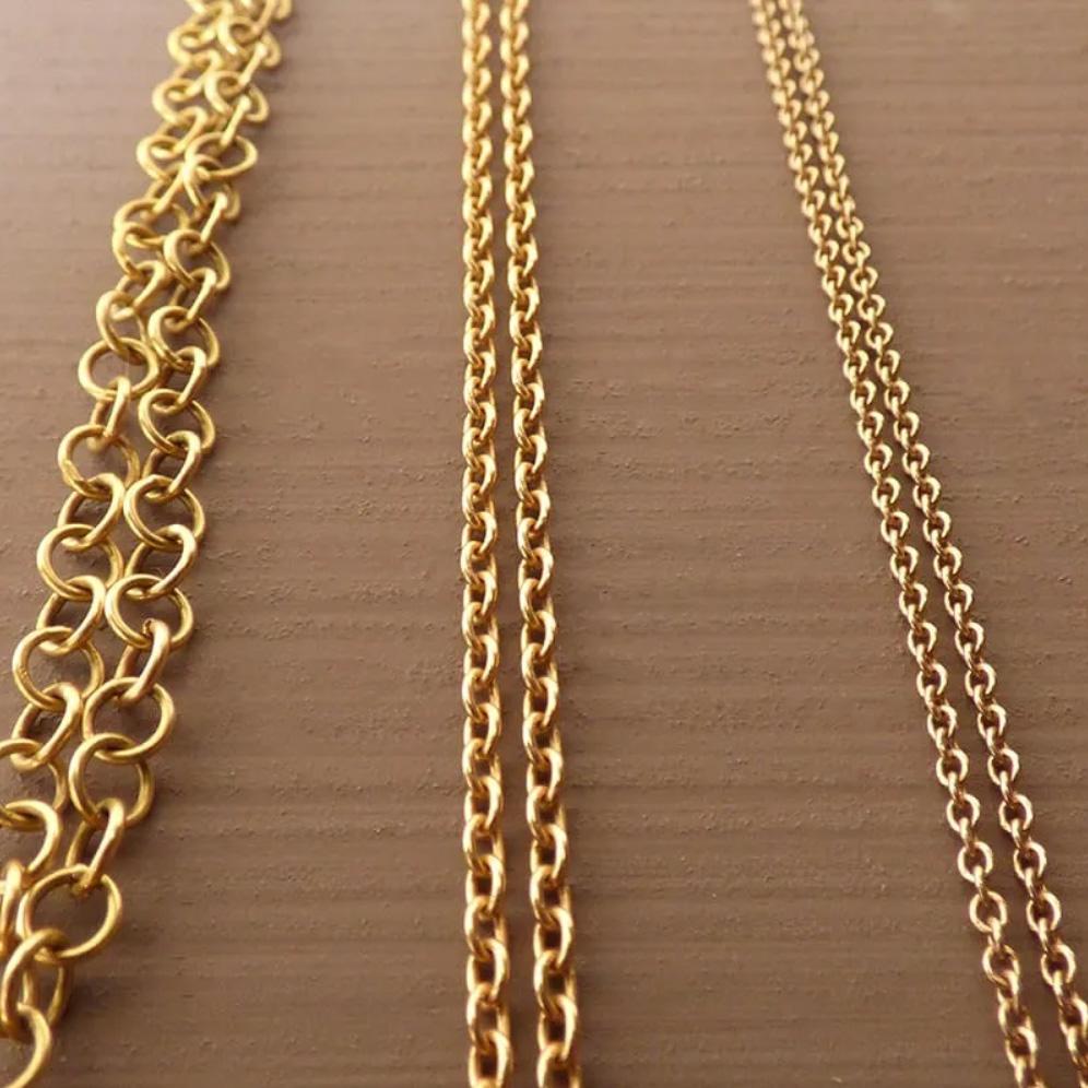 This 18ct gold trace chain is a medium weight chain.   It is very stong and sturdy without being bulky and can carry one or several of my amulets and pendants.

This is a manufactured chain.  

Link sizes Wire thickness 0.47mm. Width 2.03 x 2.55 mm.