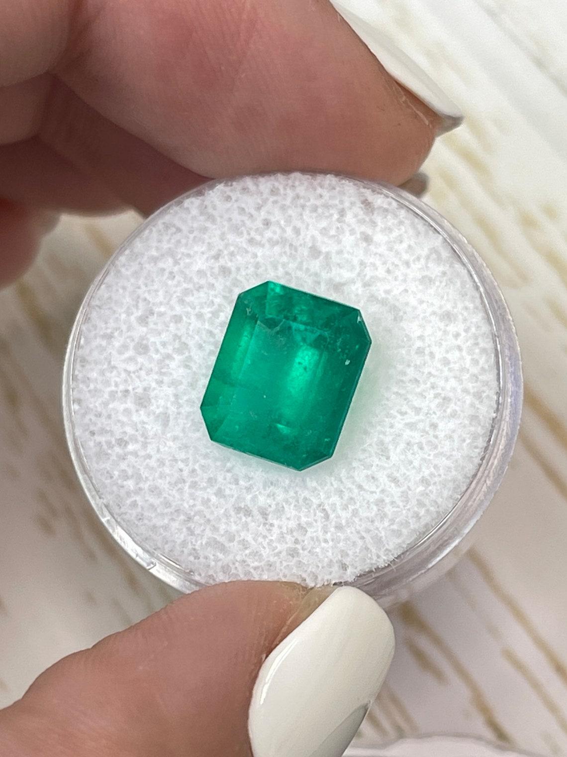 Medium 4.50 Carat Classic Emerald Cut Muzo Colombian Emerald Gem - May Birthston In New Condition In Jupiter, FL