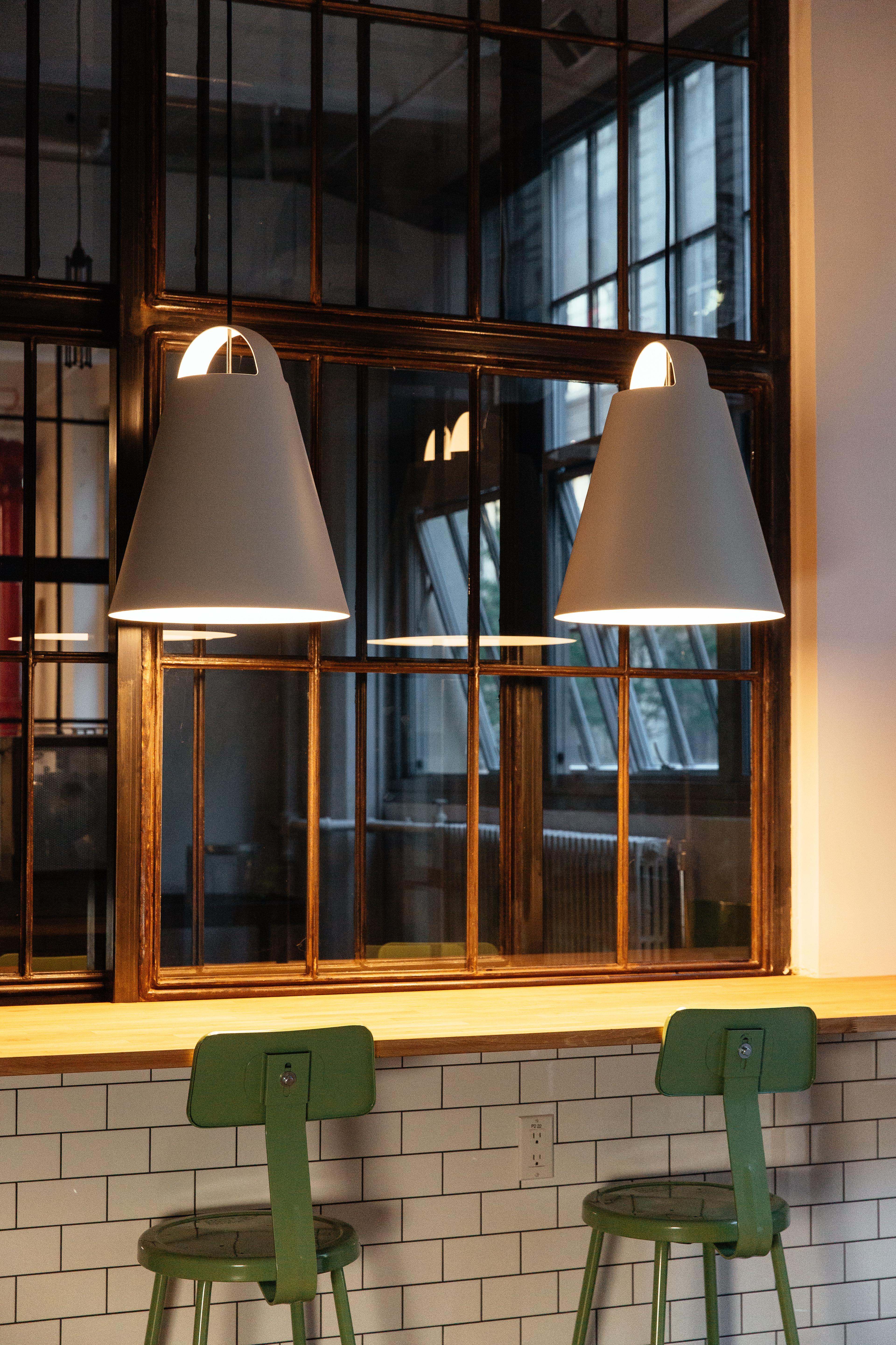 Mid-Century Modern Lampe à suspension moyenne 'Above 9.8' en blanc de Louis Poulsen en vente