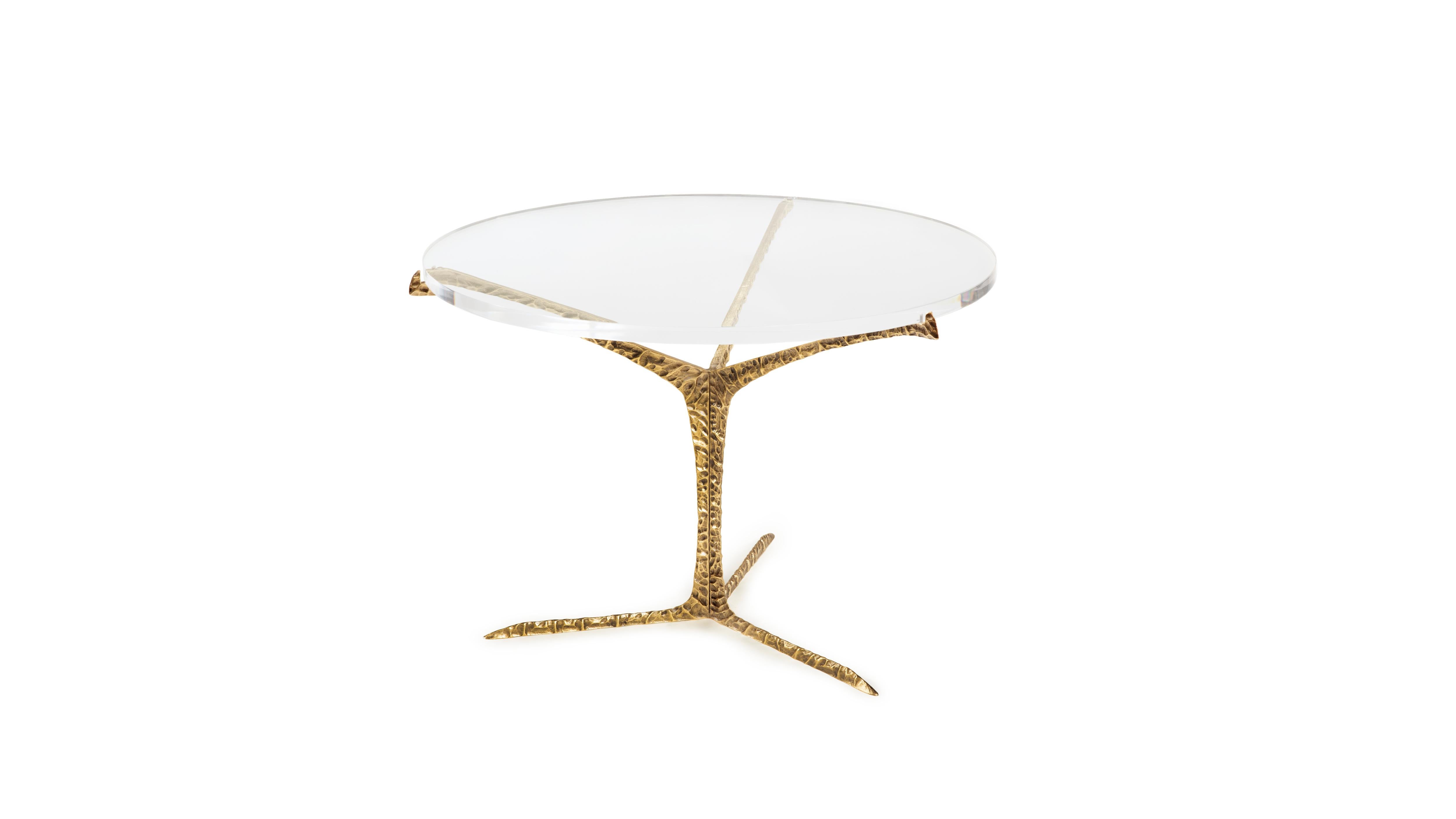 Medium Alentejo Acrylic Coffee Table by InsidherLand
Dimensions: D 74 x W 74 x H 49 cm.
Materials: Acrylic, cast brass with patinated effect.
13 kg.
Other materials available.

Alentejo tables are a glimpse over the South of Portugal where thousands