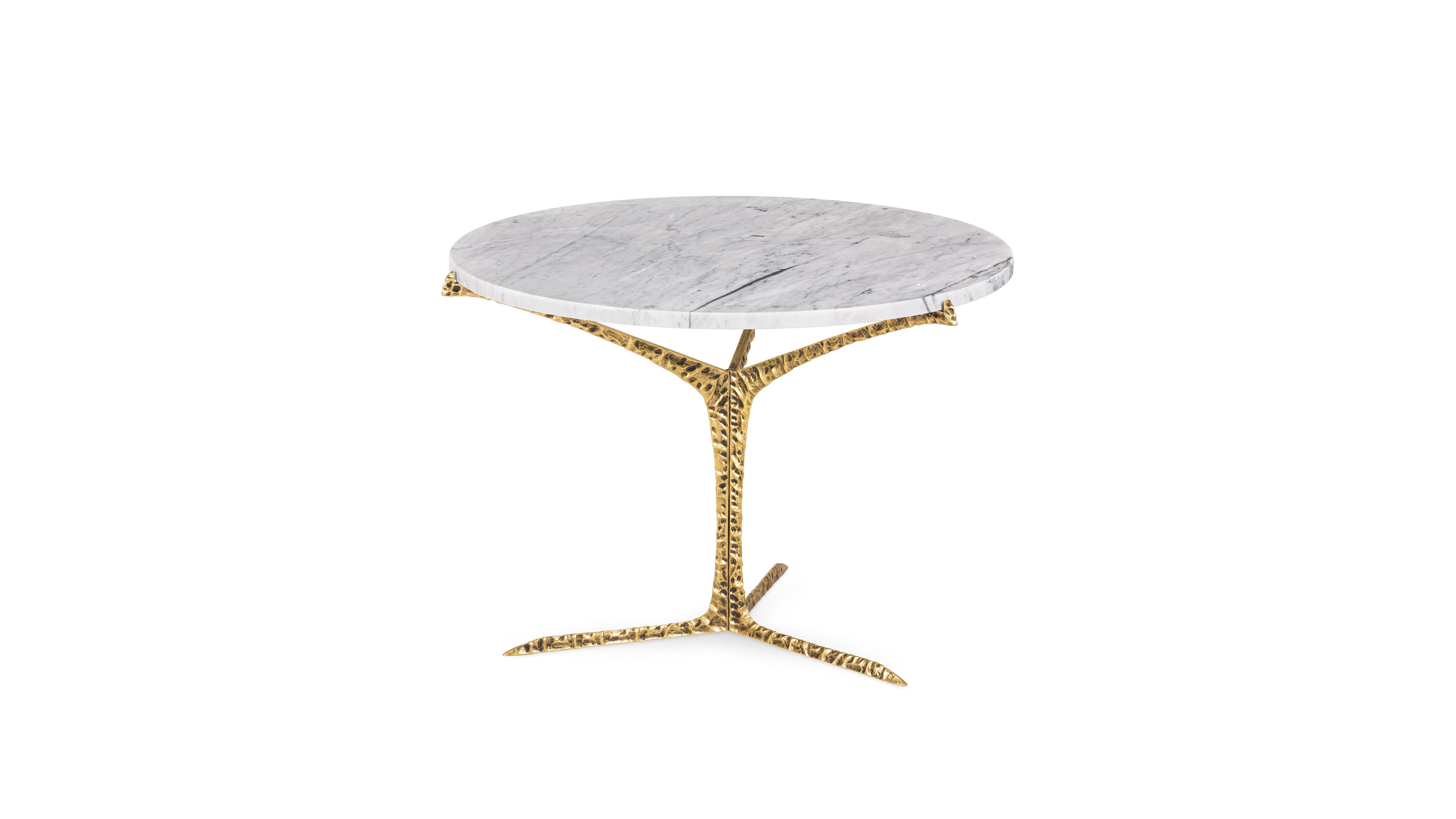 Medium Alentejo Carrara Marble Coffee Table by InsidherLand
Dimensions: D 74 x W 74 x H 49 cm.
Materials: Carrara marble, cast brass with patinated effect.
25 kg.
Other materials available.

Alentejo tables are a glimpse over the South of Portugal
