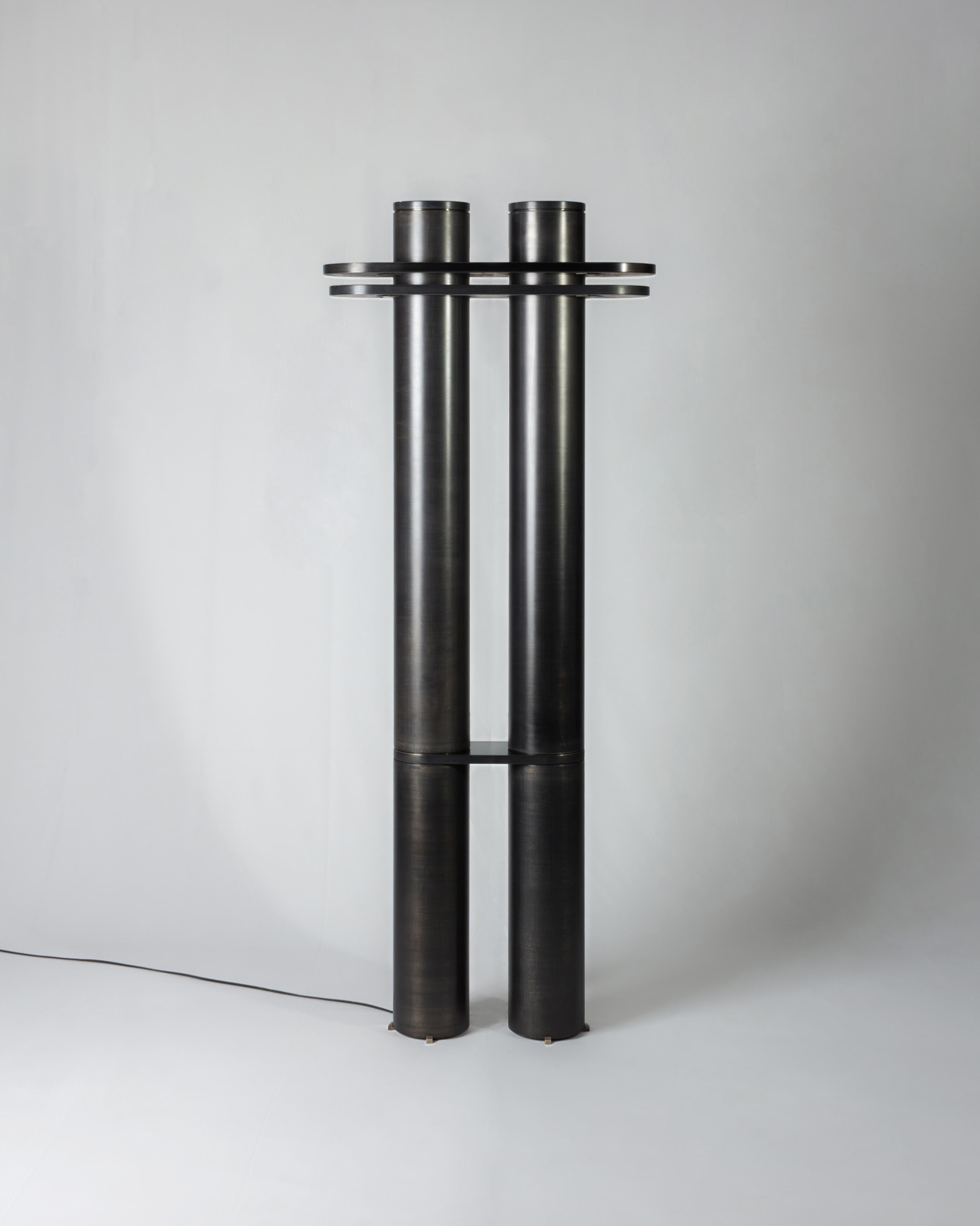 Colonnato medio in alluminio 02 Light Sculpture di Tanuj Arora
Dimensioni: L 55 x P 18 x H 137,5 cm.
Materiali: Alluminio, ottone e acciaio inossidabile.
Peso: 26 kg.

Finitura: nero carbone patinato a mano con dettagli in