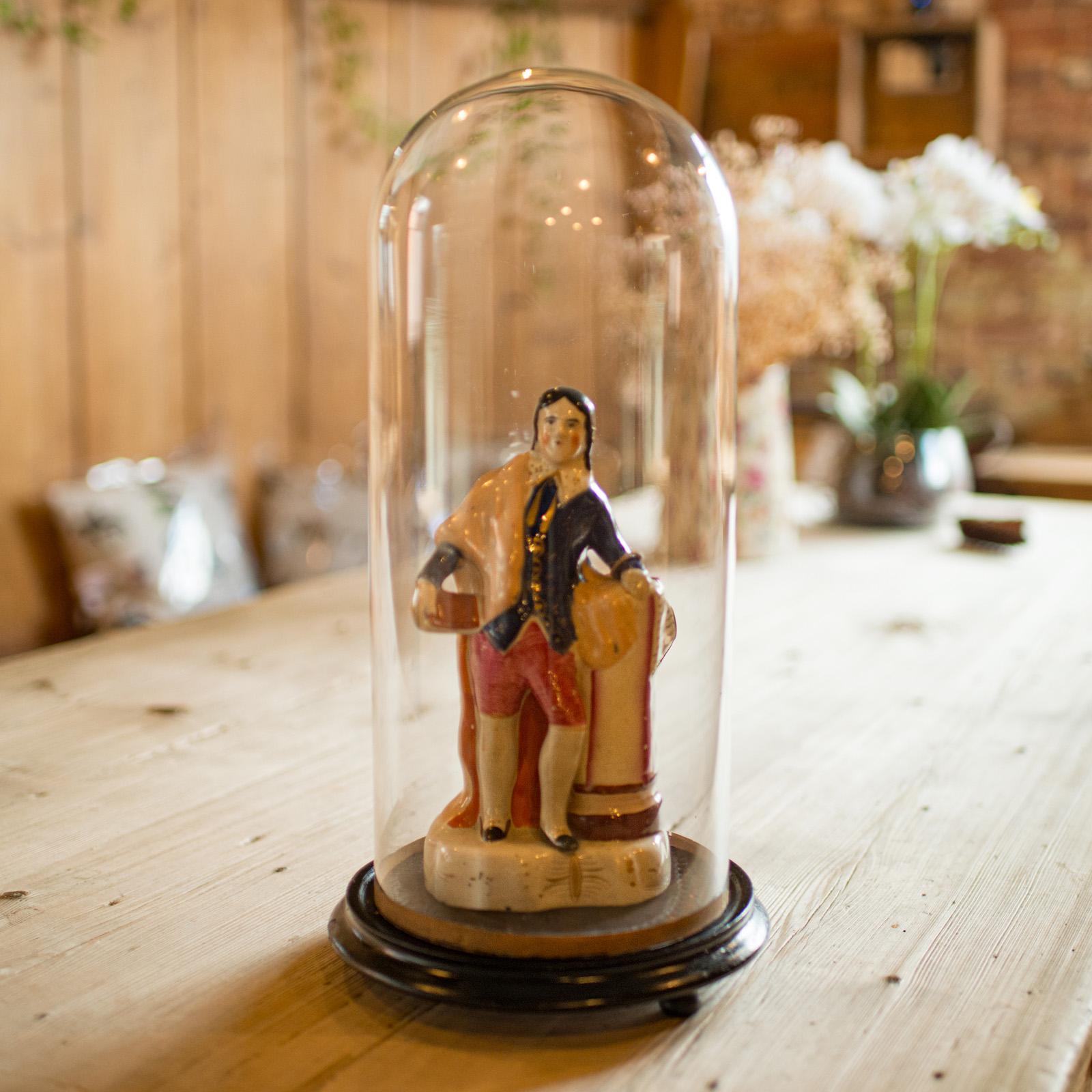 
Dies ist eine antike Taxidermie-Kuppel. Eine englische Glasvitrine für Sammler, aus der Edwardianischen Zeit, um 1910. 

Unverwechselbares, geprägtes Kissen in einer mittelgroßen Kuppel
Zeigt eine wünschenswerte gealterte Patina und in gutem