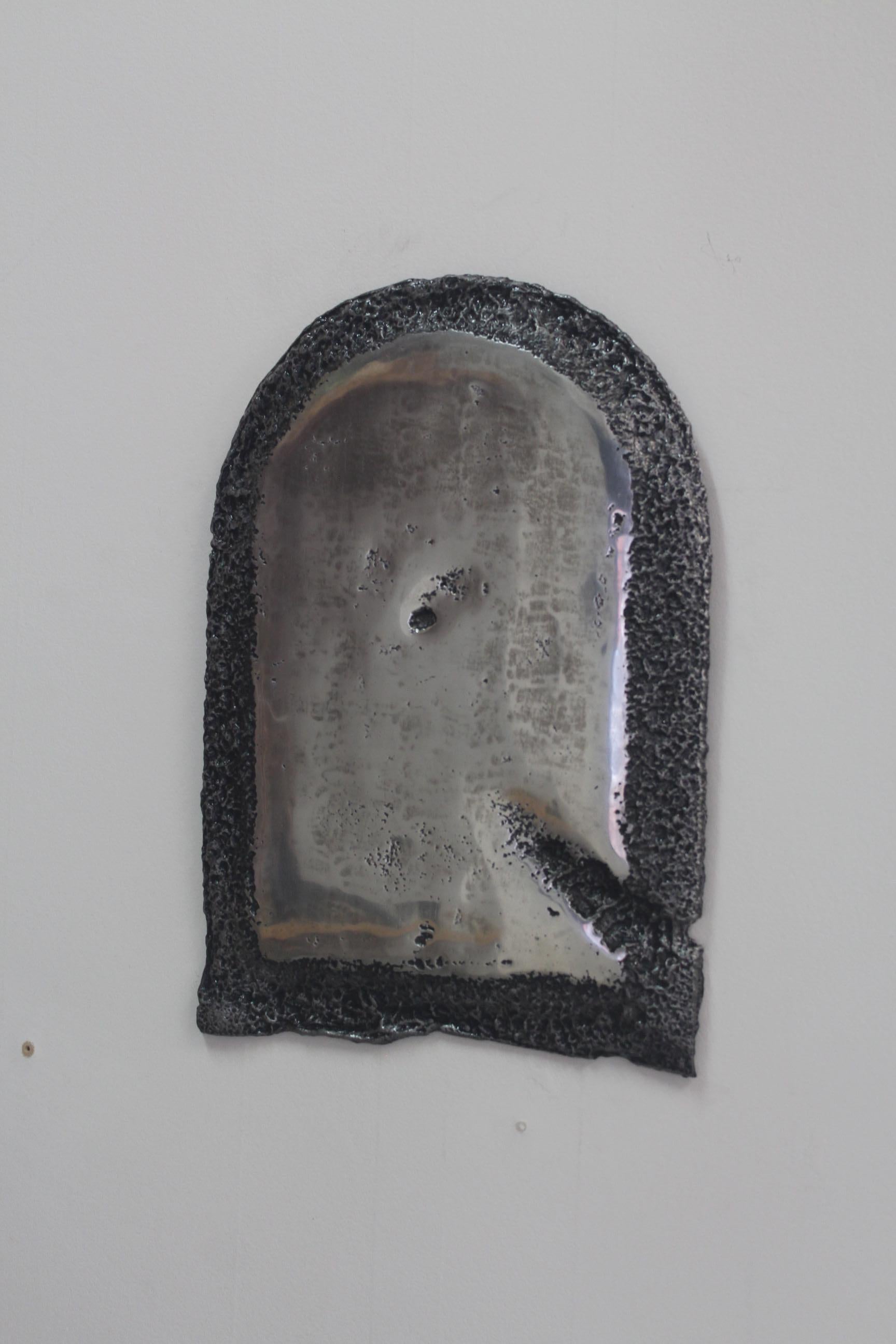 Miroir en arc moyen par Saturday Yard Work
Dimensions : L 40 x P 30 x H 2,5 cm : L 40 x D 30 x H 2,5 cm
MATERIAL : Aluminium.
Finition : face polie semi-réfléchissante / texture noircie. 

SATURDAY YARD WORK de Nathan Martin est une pratique basée à