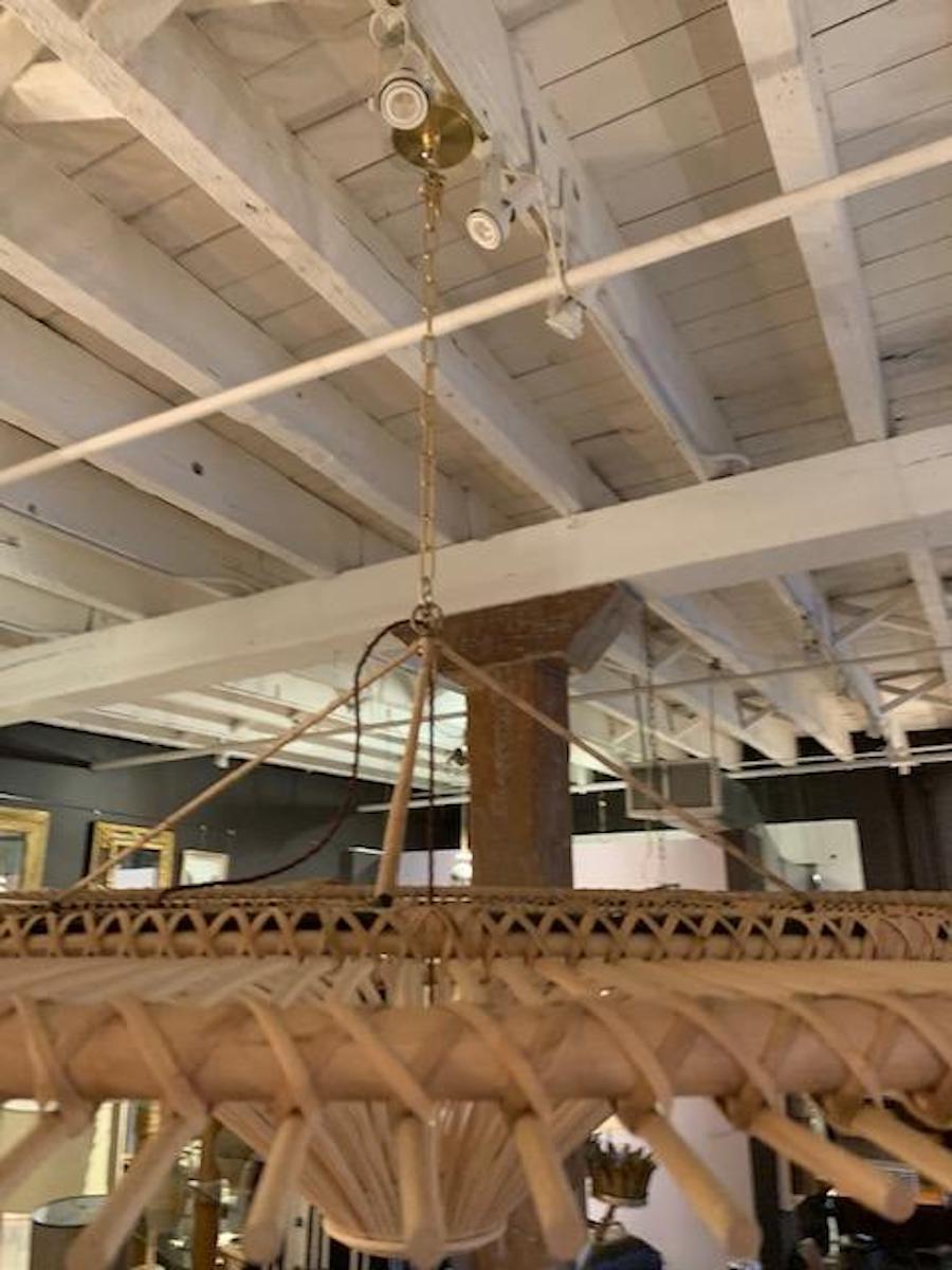 Lampadario medio a forma di ombrello in bambù, Indonesia, contemporaneo in vendita 1