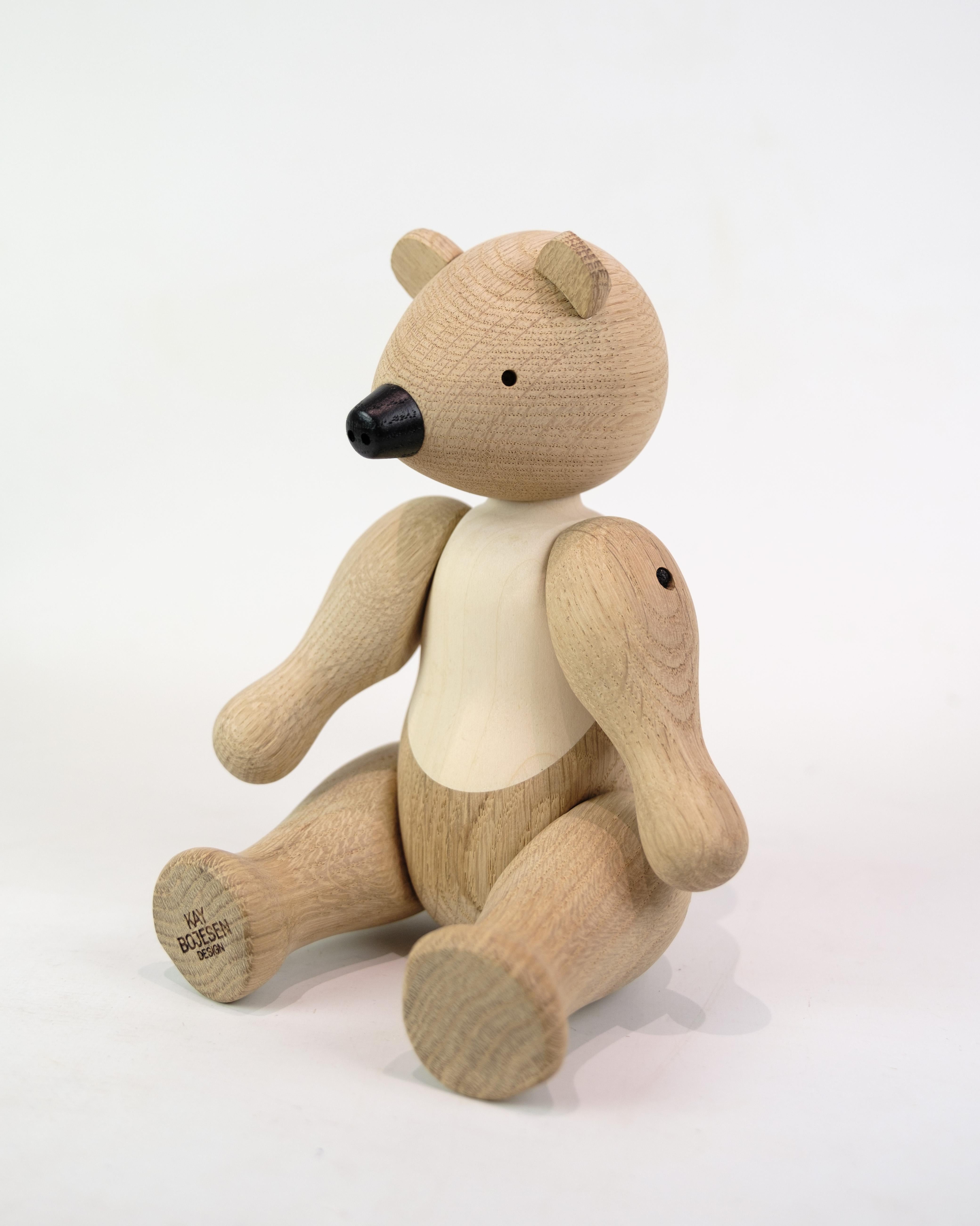 El Oso Mediano es una figura de madera de tamaño mediano diseñada por Kay Bojesen, elaborada con roble y arce. Esta figura ejemplifica el estilo de diseño característico de Bojesen, que combina sencillez y encanto. Kay Bojesen era famoso por sus