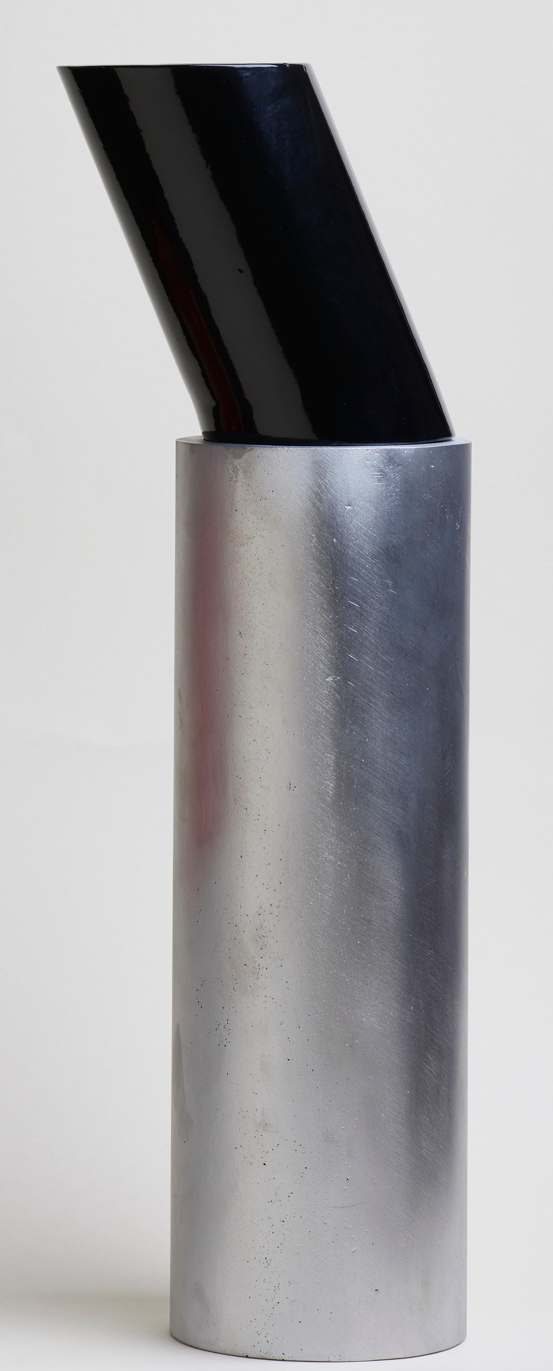 Vaso comportamentale medio di Etienne Bastormagi
Dimensioni: P 10 x L 15 x H 50 cm.
Materiali: Alluminio.

Disponibile in diverse dimensioni e colori. Contattateci.

Etienne Bastormagi è un architetto multidisciplinare di scala. 
Nel 2016, ha