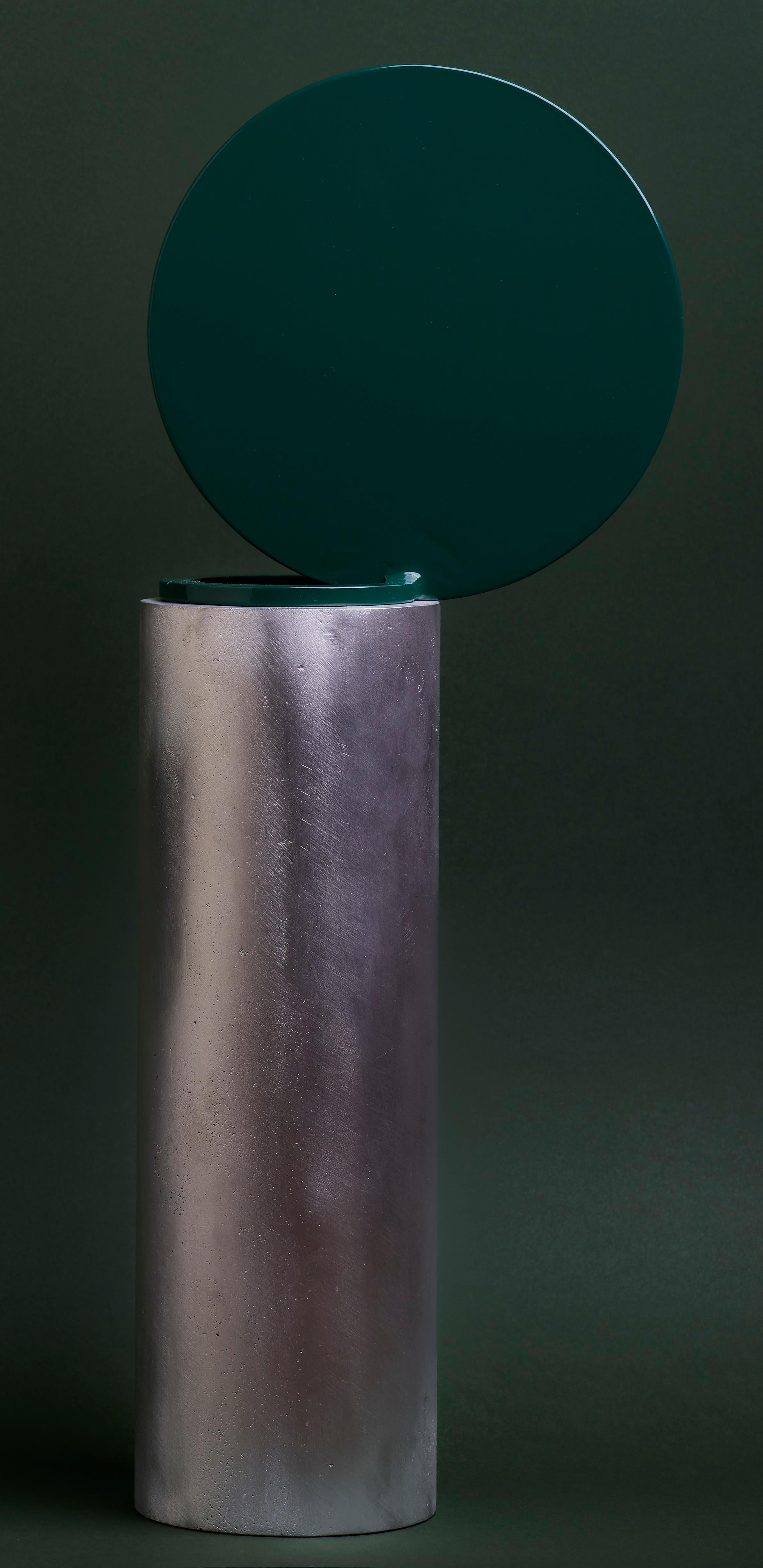 Vaso medio Behaviorology di Etienne Bastormagi
Dimensioni: D 20 x L 10 x H 50 cm.
Materiali: Alluminio.

Disponibile in diverse dimensioni e colori. Contattateci.

Etienne Bastormagi è un architetto multidisciplinare di scala. 
Nel 2016, ha fondato