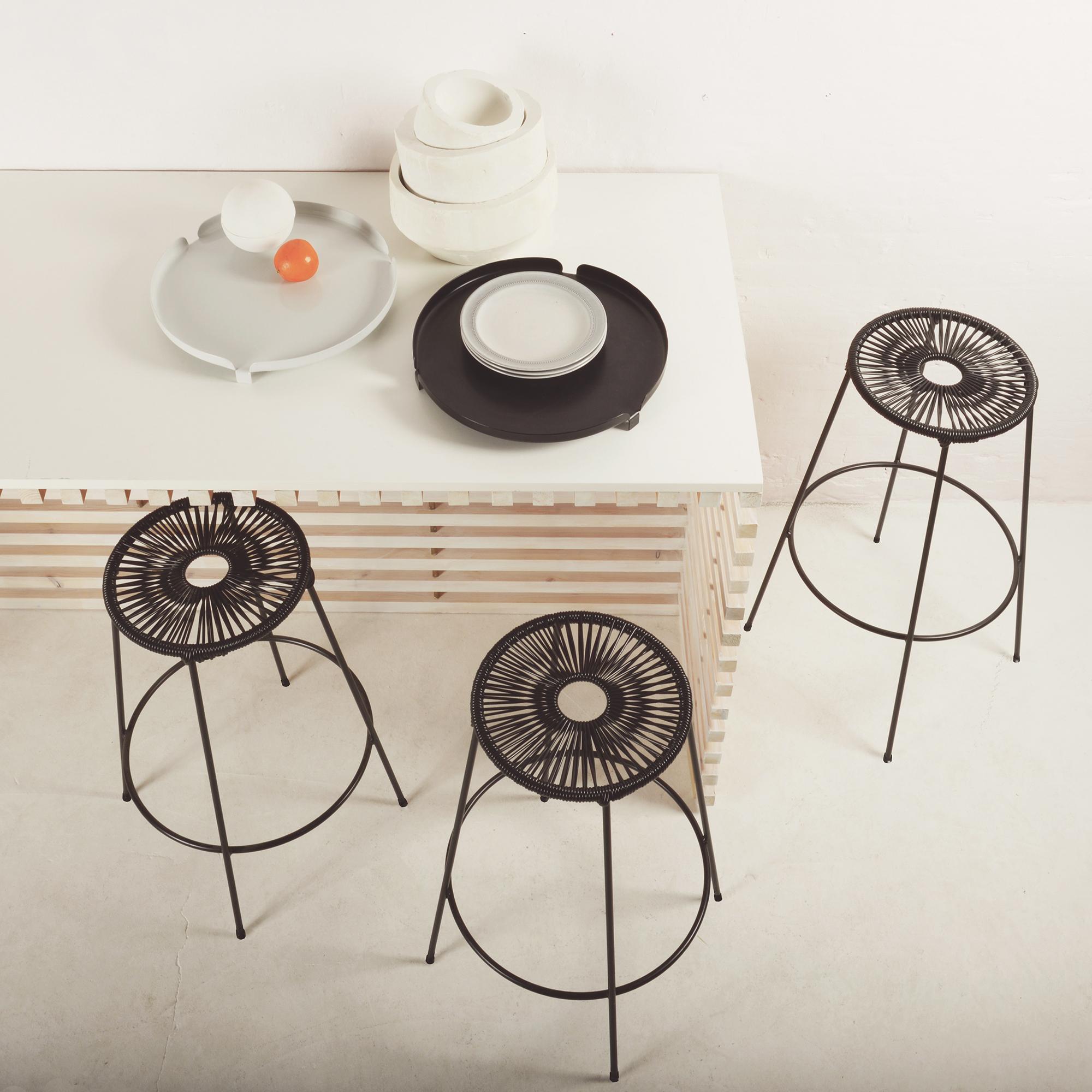 Tabouret de bar Acapulco noir moyen par Design/One
Dimensions : 57 x 57 x 66 cm : D 57 x L 57 x H 66 cm.
Matériaux : Métal peint par poudrage, cordon en PVC.

Disponible en version haute et moyenne.
Disponible dans d'autres couleurs. Veuillez nous