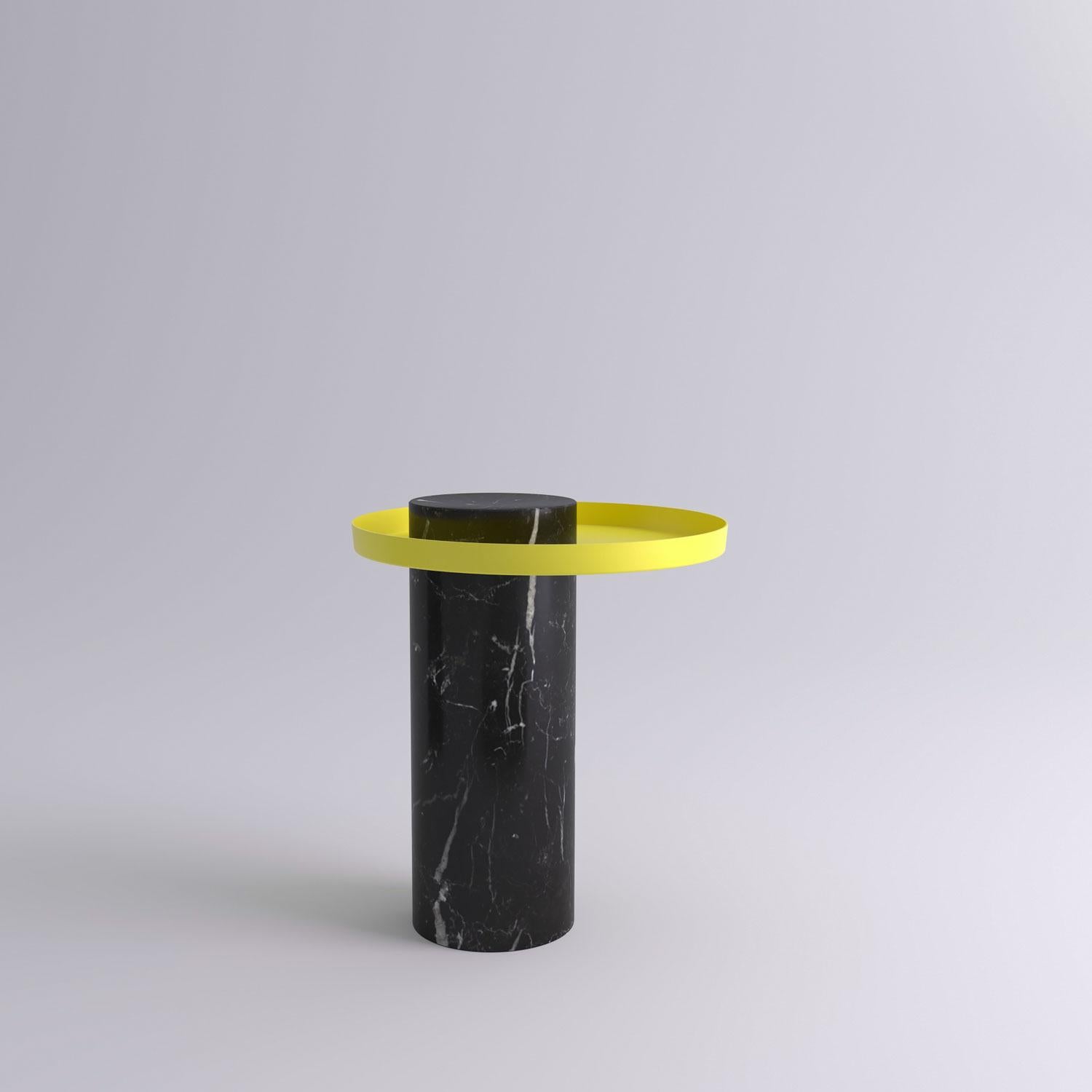 Medium black marquina contemporary guéridon, Sebastian Herkner.
Dimensions: D 40 x H 46 cm.
Materials: black Marquina marble, yellow metal tray.

The salute table exists in 3 sizes, 4 different marble stones for the column and 5 different