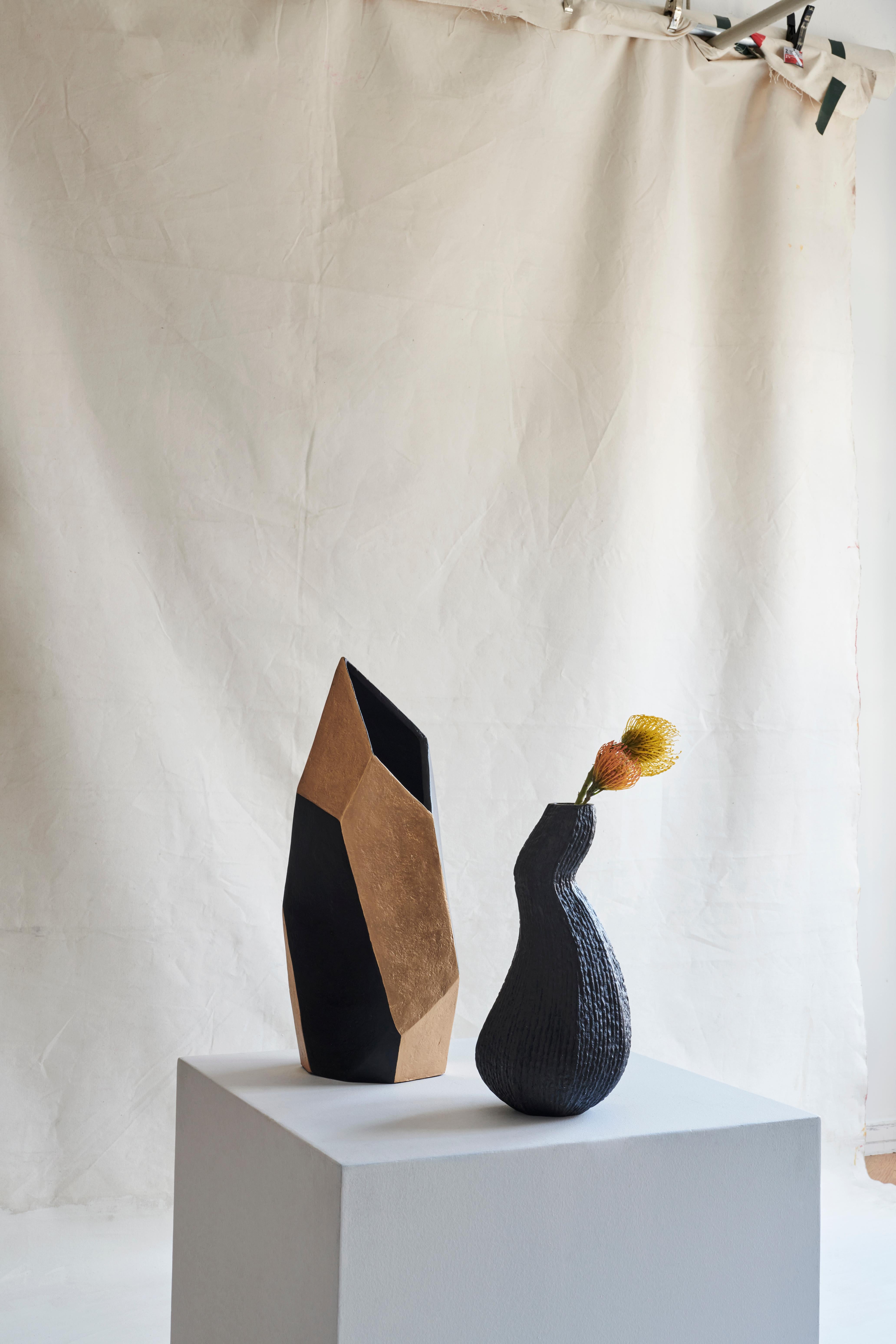 Schwarzes skulpturales Kalksteingefäß von Studio Laurence (Gegossen) im Angebot