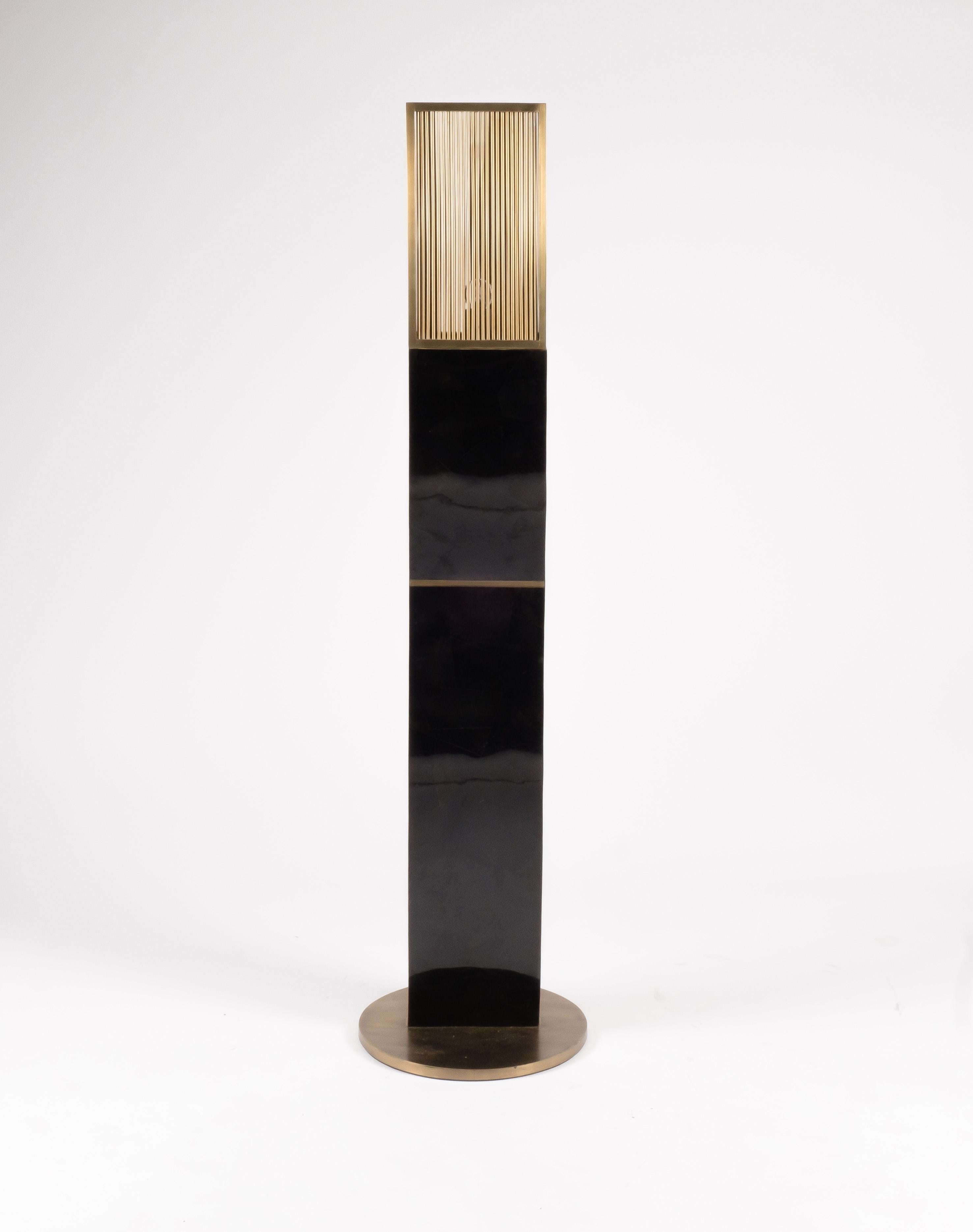 Le lampadaire à hélice moyenne Up&Up de Kifu Paris en coquille de stylo noire est une pièce d'éclairage sculpturale et existe en deux autres tailles vendues séparément (images à la fin de la diapositive). Le luxueux abat-jour en métal, amovible,
