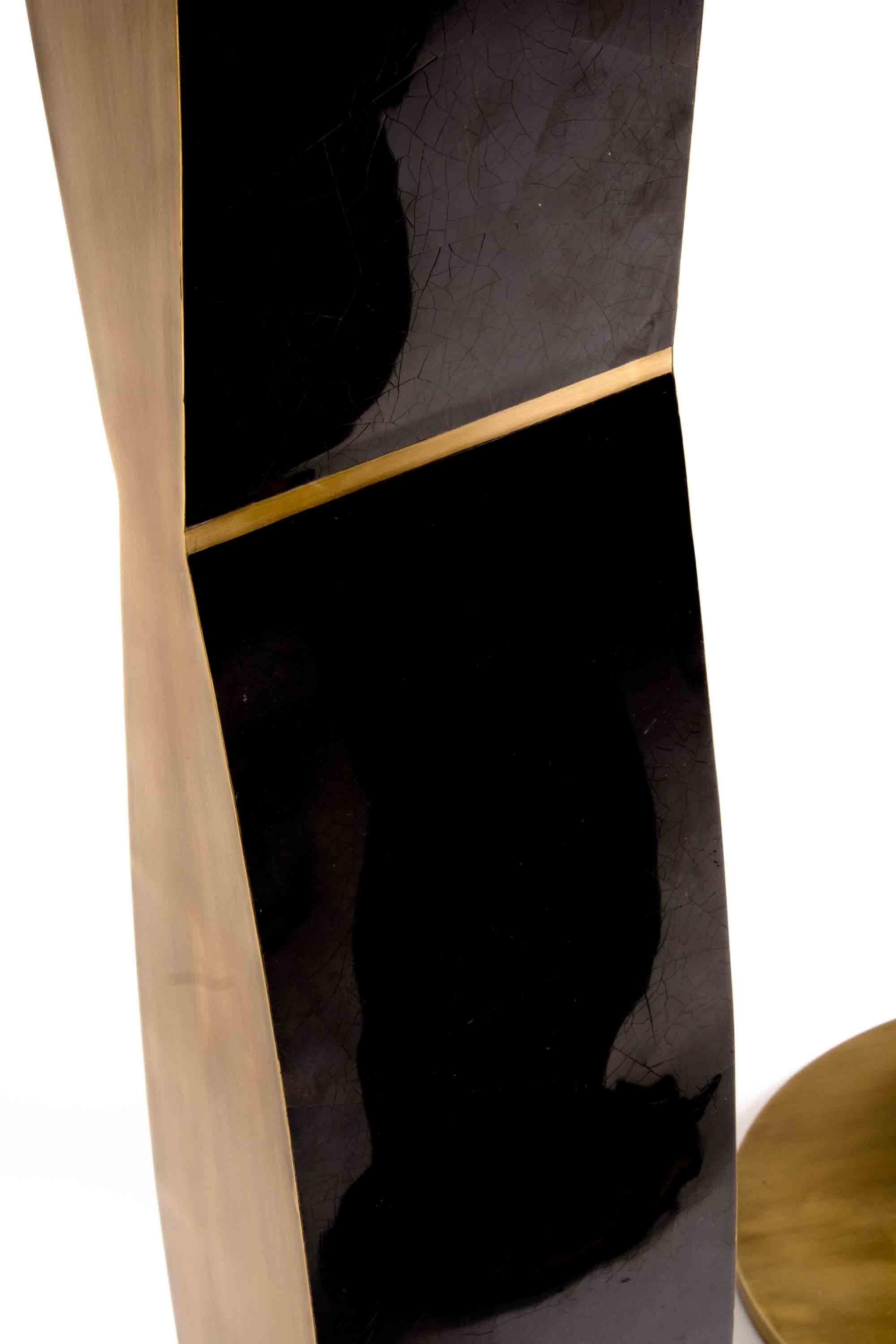 Art déco Lampadaire moyen à hélice en coquillage noir et laiton Patina par Kifu Paris en vente