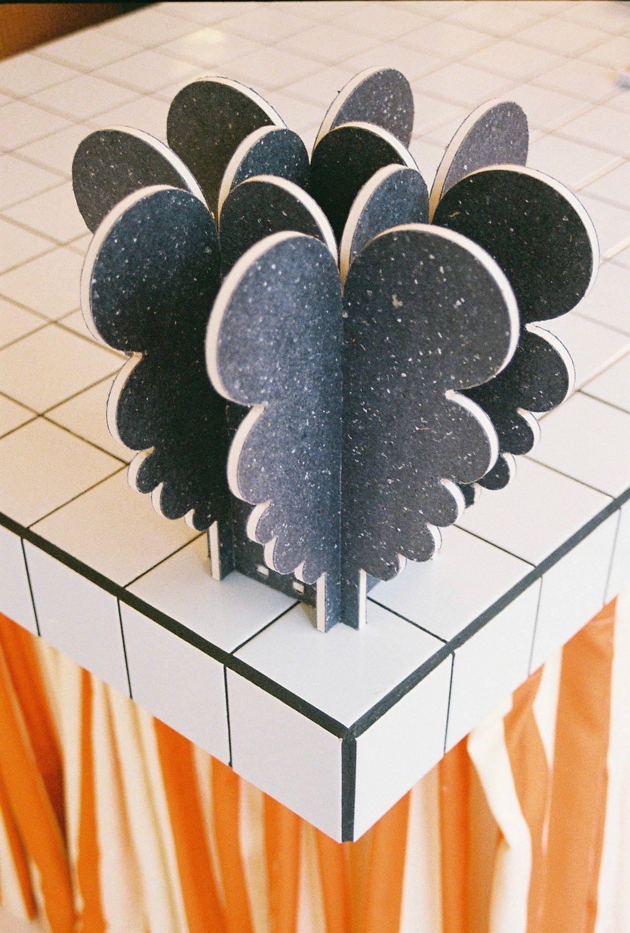Vaso medio Blooming Cuts di EBBA Lindgren
Dimensioni: D 32 x L 32 x H 30 cm.
Materiali: Pannello in fibra tessile riciclata (