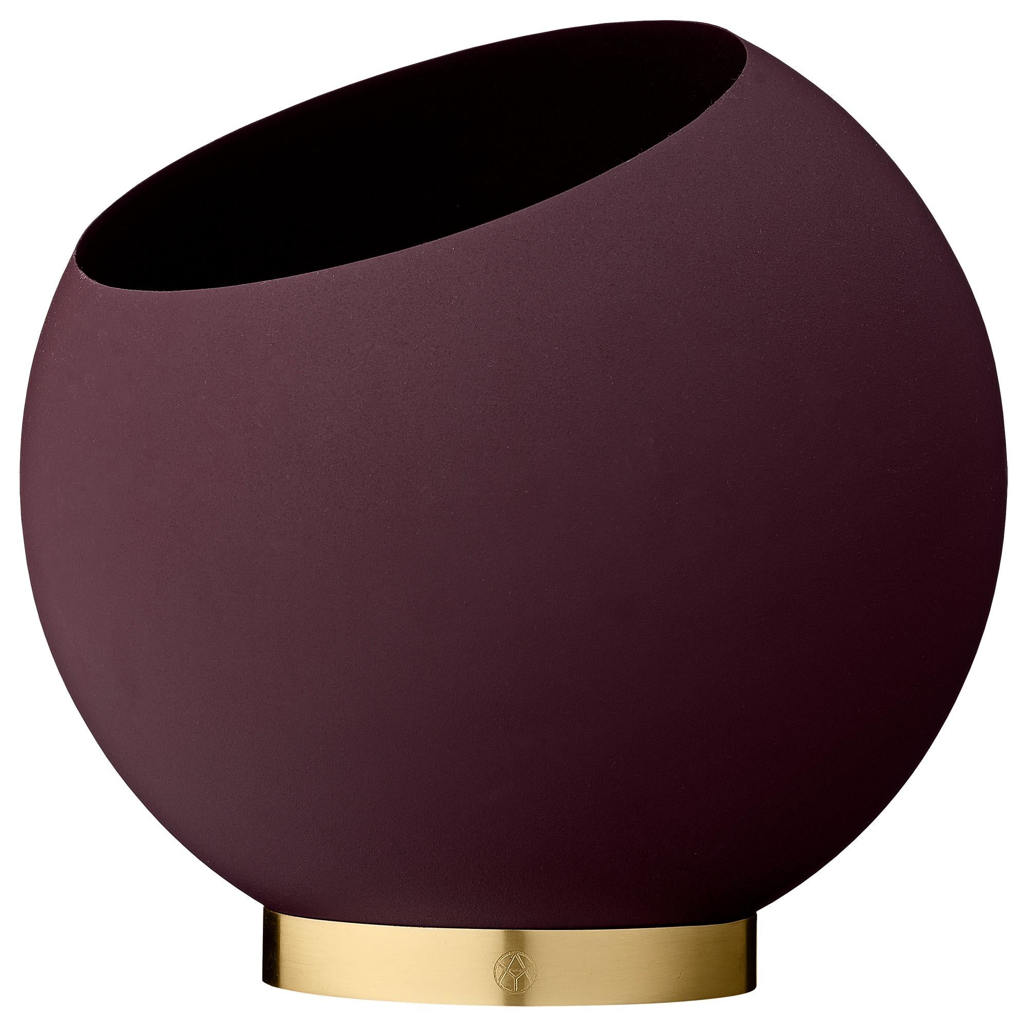 Medium Bordeaux minimalist flower pot
Dimensions: Diameter 37 x H 32.3 cm 
Materials: Matte-coated Steel and Polished Iron. 
Also available in black and in sizes small, large and extra large. 

A very popular design has been renewed and
