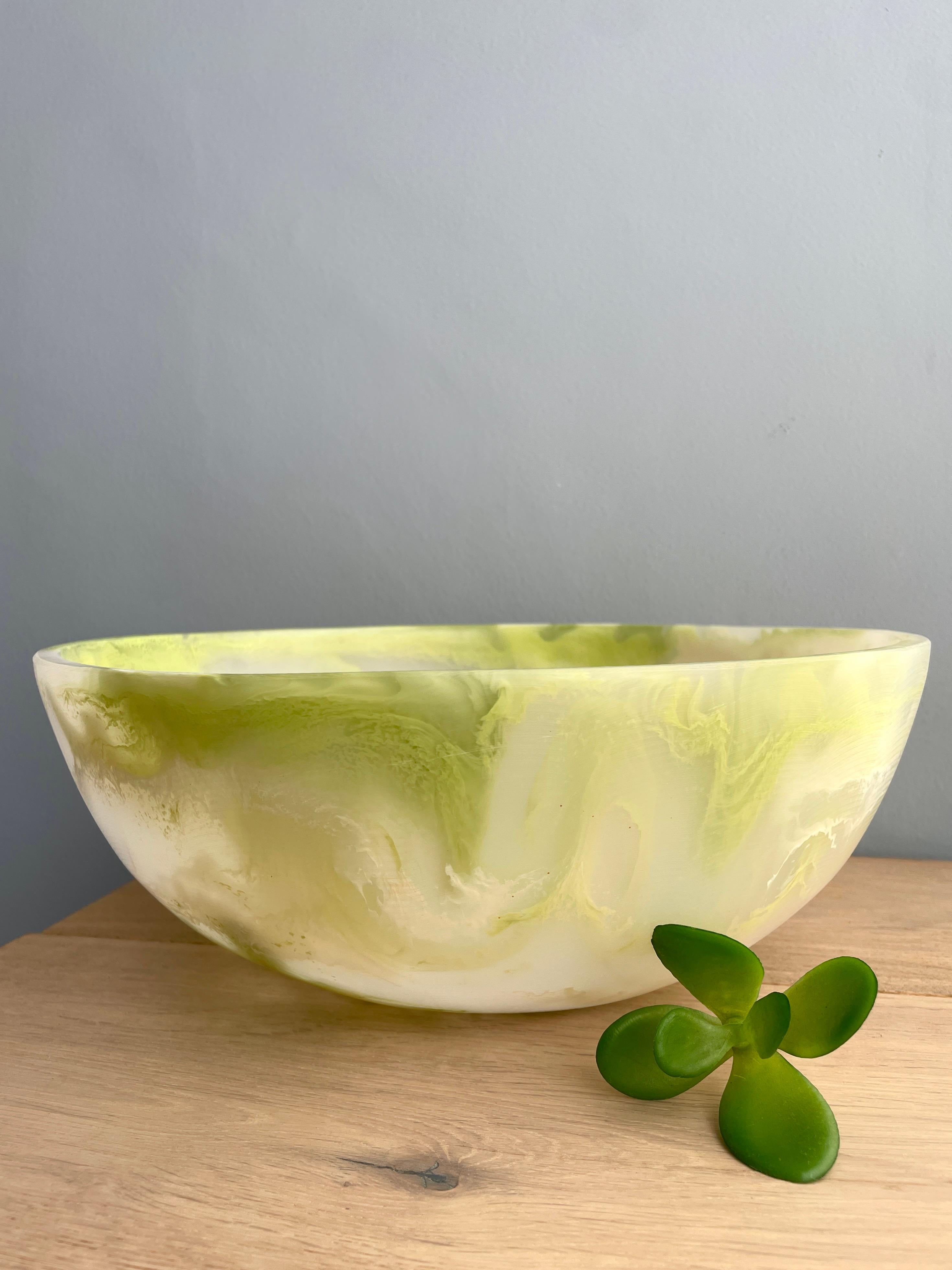 La nostra ciotola colorata è realizzata a mano in resina bianca traslucida con texture marmorizzata in tre tonalità di verde. Il suo design divertente e colorato lo rende un pezzo forte e può essere usato come decorazione, come piatto di frutta o
