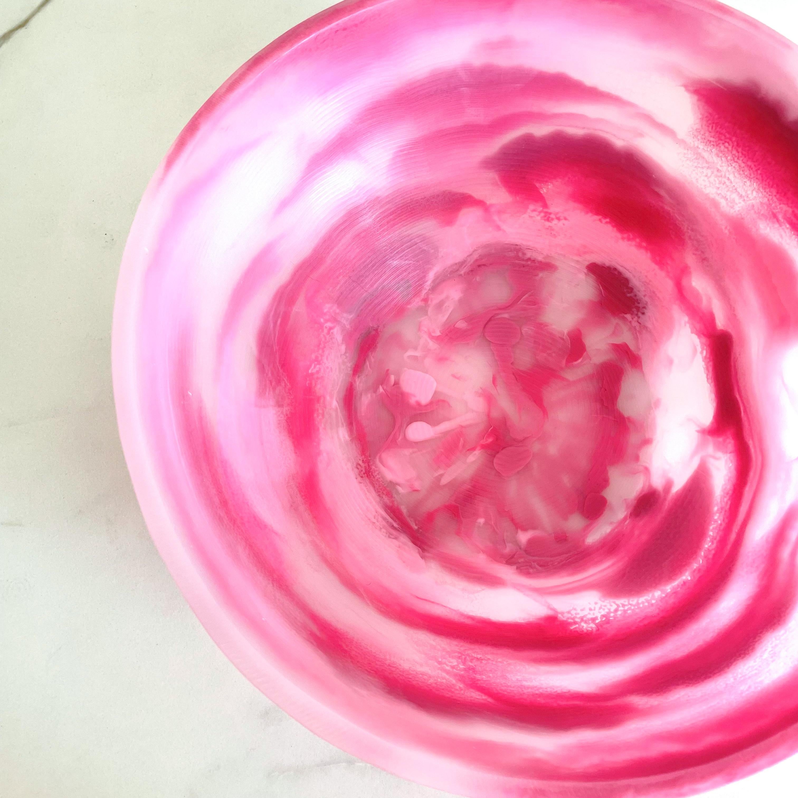 Moderne Bol moyen en résine marbrée rose de Paola Valle en vente
